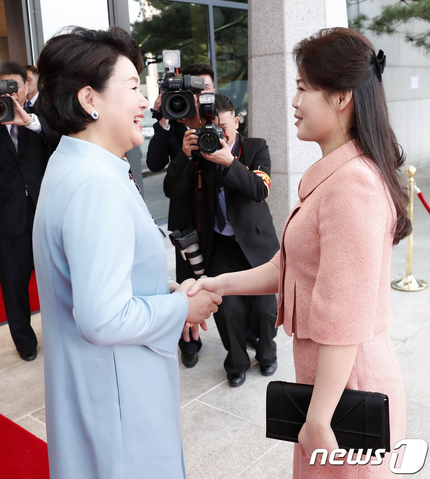 본문 이미지 - 문재인 대통령 부인 김정숙 여사와 김정은 북한 국무위원장 부인 리설주 여사가 27일 오후 판문점에서 인사를 나누고 있다.2018.4.27/뉴스1 ⓒ News1 한국공동사진기자단