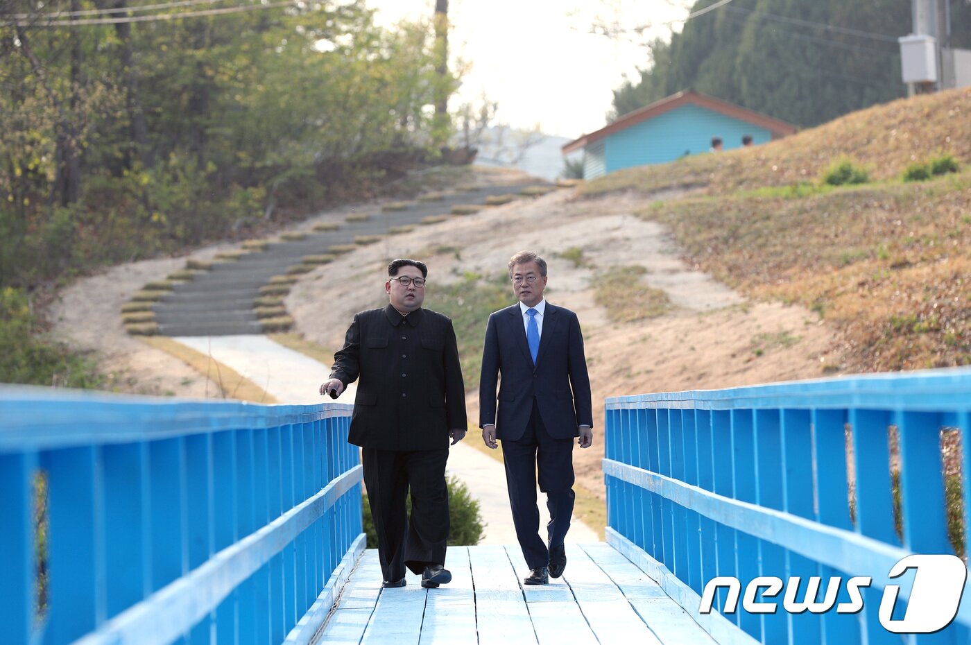 본문 이미지 - 문재인 대통령과 김정은 국무위원장이 2018년 4월27일 공동 식수를 마친 후 군사분계선 표식물이 있는 '도보다리'를 걸으며 담소를 나누고 있다. 2018.4.27/뉴스1 ⓒ News1 한국공동사진기자단