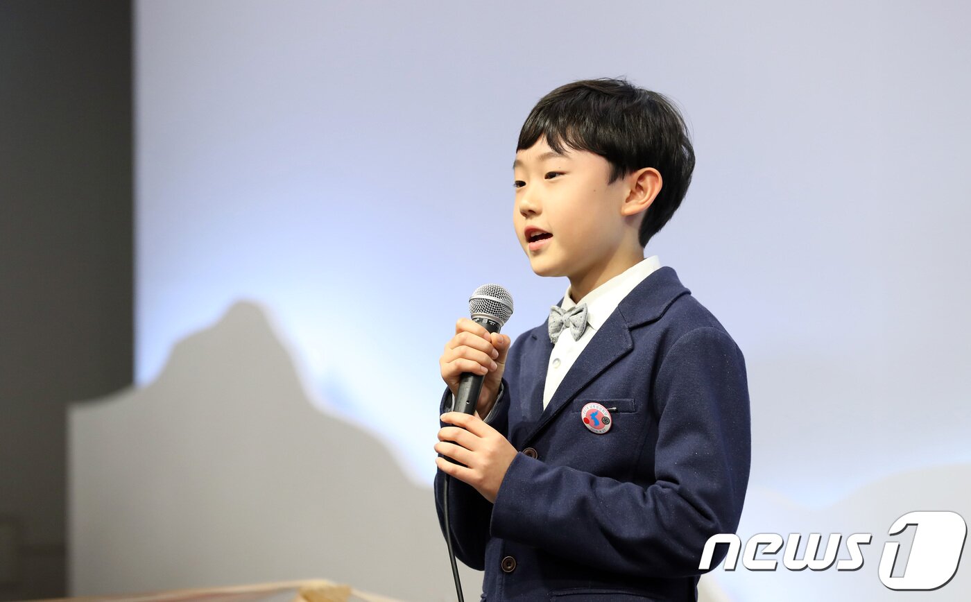 본문 이미지 - 27일 오후 판문점 평화의 집에서 열린 환영만찬에서 제주소년 오연준 군이 '고향의 봄'을 부르고 있다.  2018.4.27/뉴스1 ⓒ News1 한국공동사진기자단
