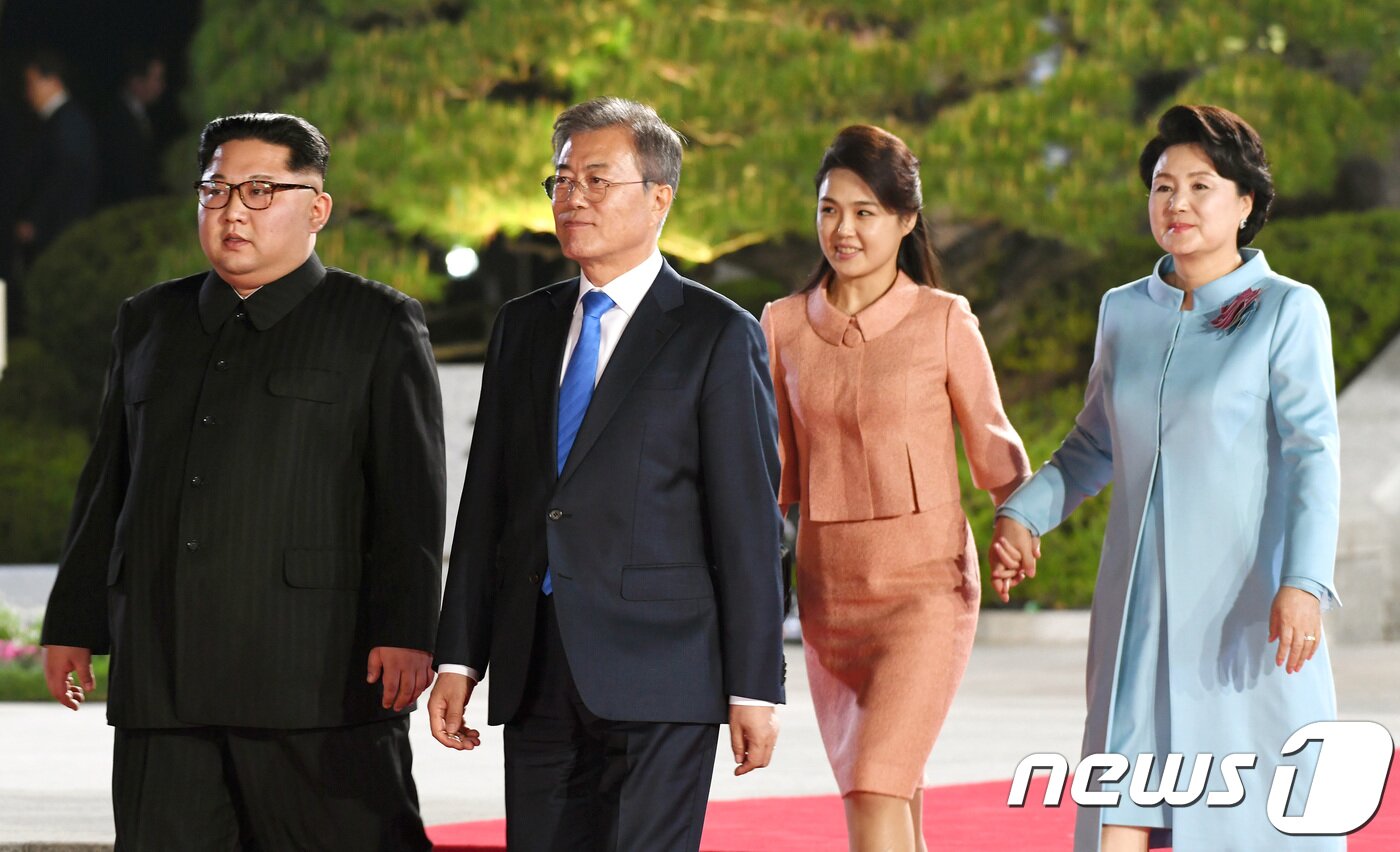 본문 이미지 - 문재인 대통령과 부인 김정숙 여사, 김정은 북한 국무위원장과 부인 리설주 여사가 27일 오후 판문점에서 환송공연장으로 나란히 이동하고 있다. 이날 남북 정상은 '한반도의 평화와 번영, 통일을 위한 판문점 선언'을 했다. 2018.4.27/뉴스1 ⓒ News1 한국공동사진기자단