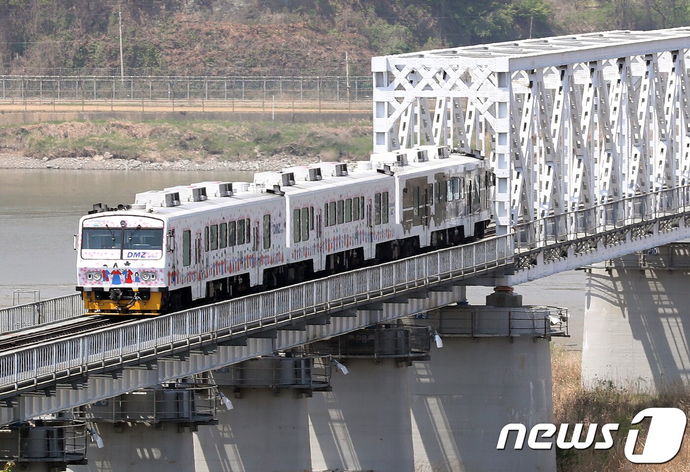 본문 이미지 - 28일 경기 파주시 임진강역에서 출발한 경의선 DMZ 평화열차가 도라산역으로 향하고 있다. 지난 27일 남북 정상은 판문점 공동선언에서 “남과 북은 10·4선언에서 합의된 사업들을 적극 추진해나가며 1차적으로 동해선 및 경의선 철도와 도로들을 연결하고 현대화해 활용하기 위한 실천적 대책들을 추진하기로 했다”고 밝혔다. 2018.4.28/뉴스1 ⓒ News1 송원영 기자