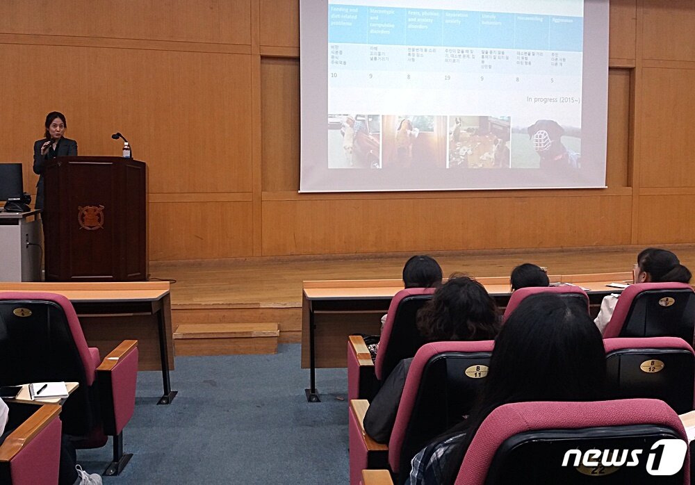 본문 이미지 - 28일 서울대 수의과대학 스코필드홀에서 열린 '반려동물 문화교실'. 이날 행사는 힐스펫 뉴트리션 코리아가 후원했다.ⓒ News1 최서윤 기자