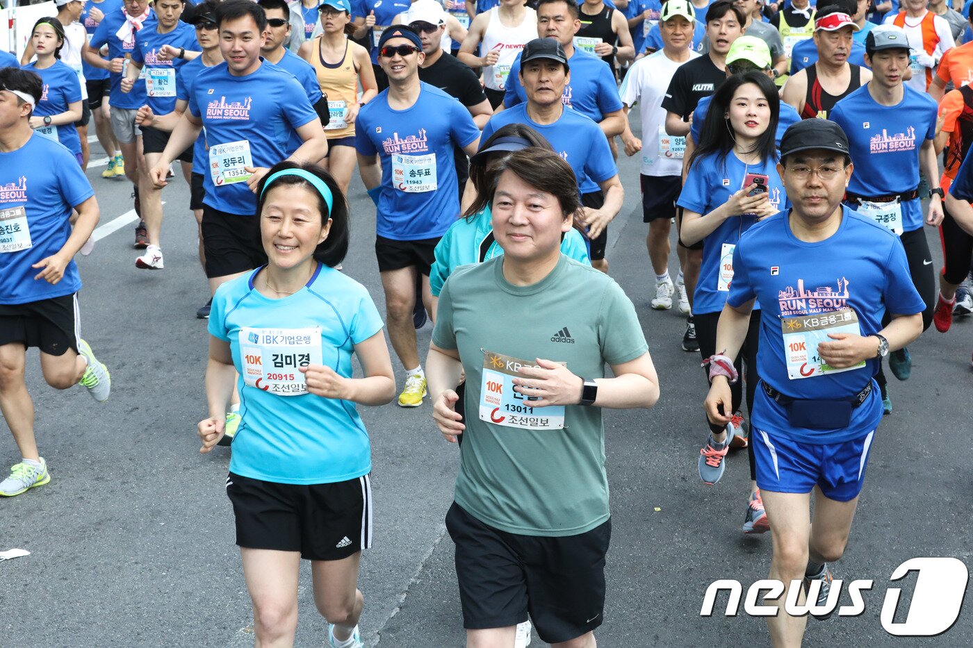 본문 이미지 - 안철수 당시 바른미래당 서울시장 후보와 부인 김미경 교수가 29일 오전 서울 광화문광장에서 열린 '2018 서울 하프마라톤 대회'에 참가해 힘찬 레이스를 펼치고 있다. 2018.4.29/뉴스1 ⓒ News1 성동훈 기자