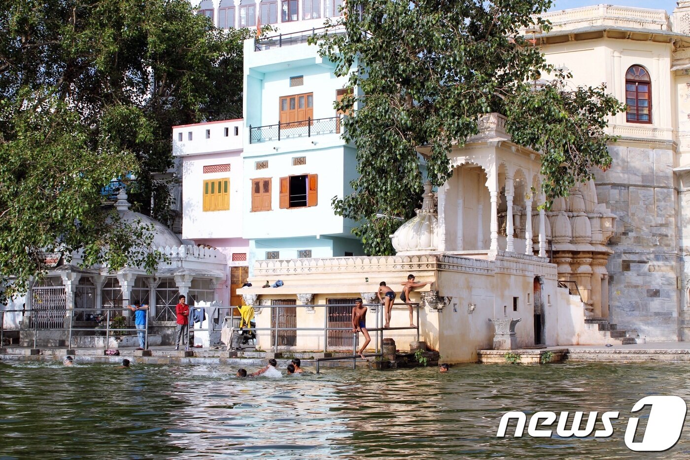 본문 이미지 - 가트(호수의 목욕장)에서 다이빙하며, 자유롭게 노는 현지 아이들의 모습ⓒ News1  