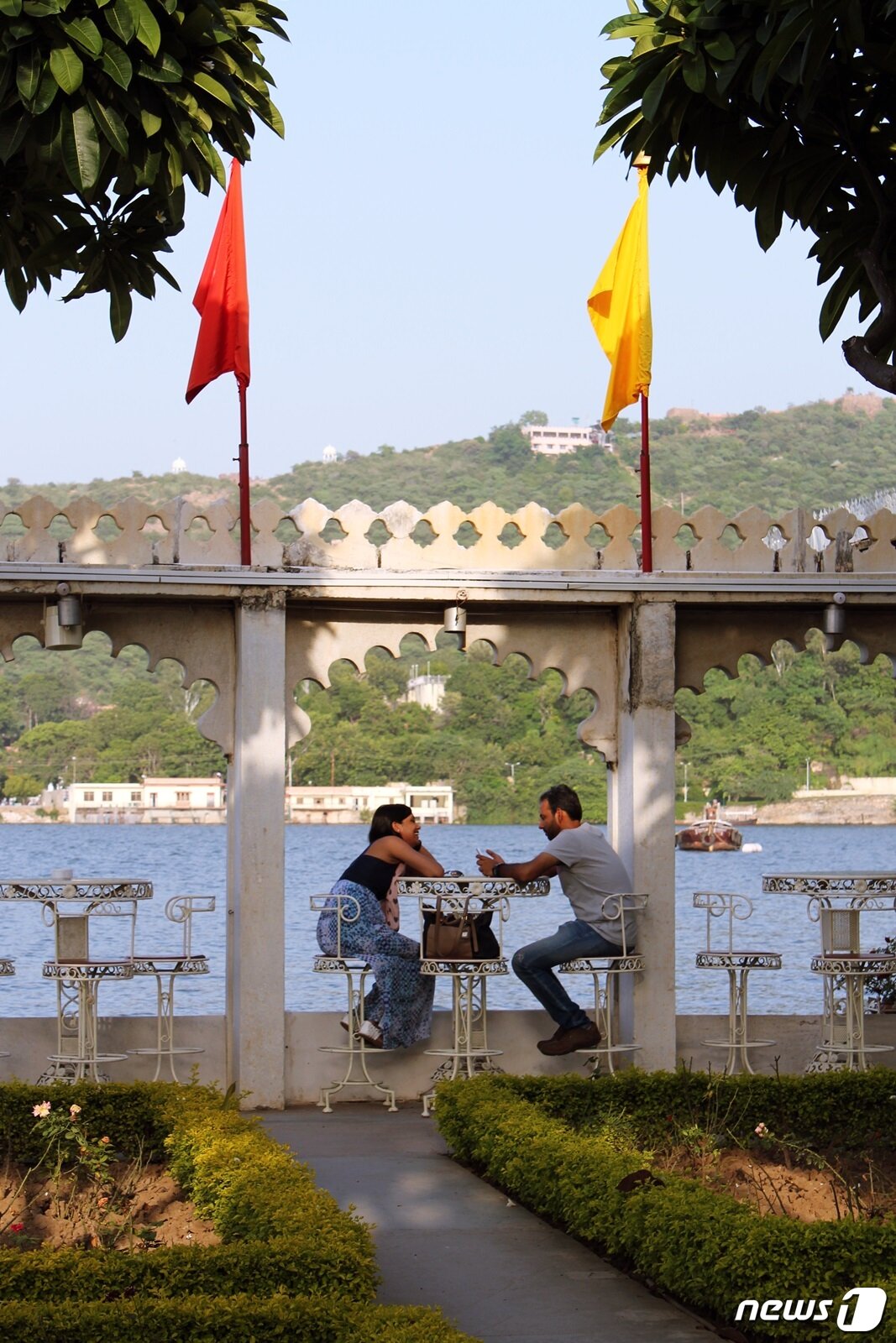 본문 이미지 - 자그만디르에서 시간을 보내고 있는 한 커플의 모습ⓒ News1 