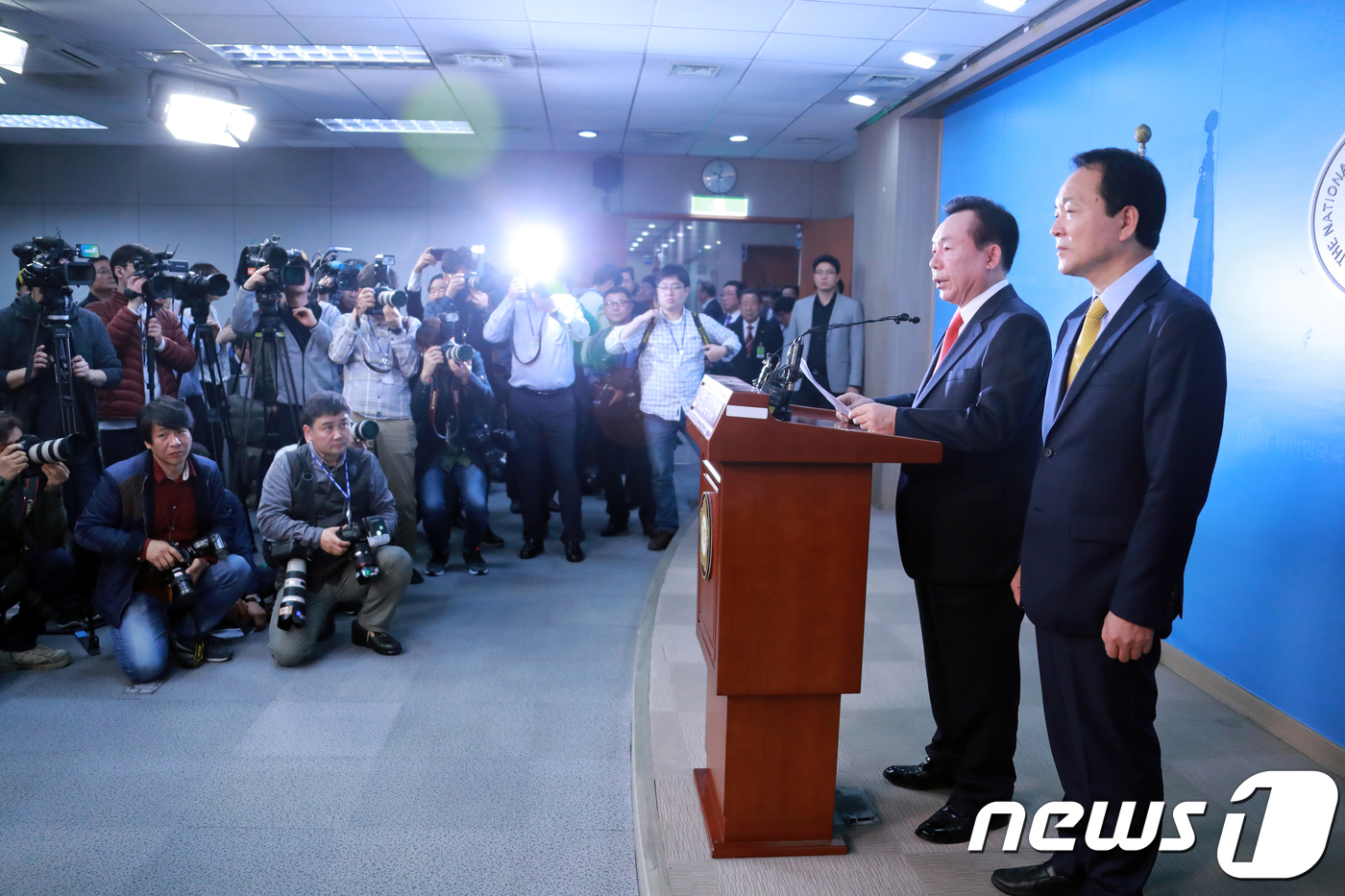 (서울=뉴스1) 이동원 기자 = 이인제 자유한국당 상임고문이 3일 서울 여의도 국회 정론관에서 6·13 지방선거 충남 도지사 선거 출마를 공식 선언하고 있다.이 고문은 국회의원 6 …