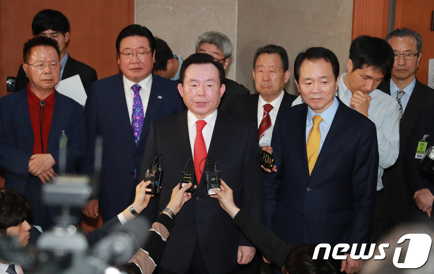 (서울=뉴스1) 이동원 기자 = 이인제 자유한국당 상임고문이 3일 서울 여의도 국회 정론관에서 6·13 지방선거 충남 도지사 선거 출마 선언 후 취재진의 질문에 답하고 있다.이 고 …