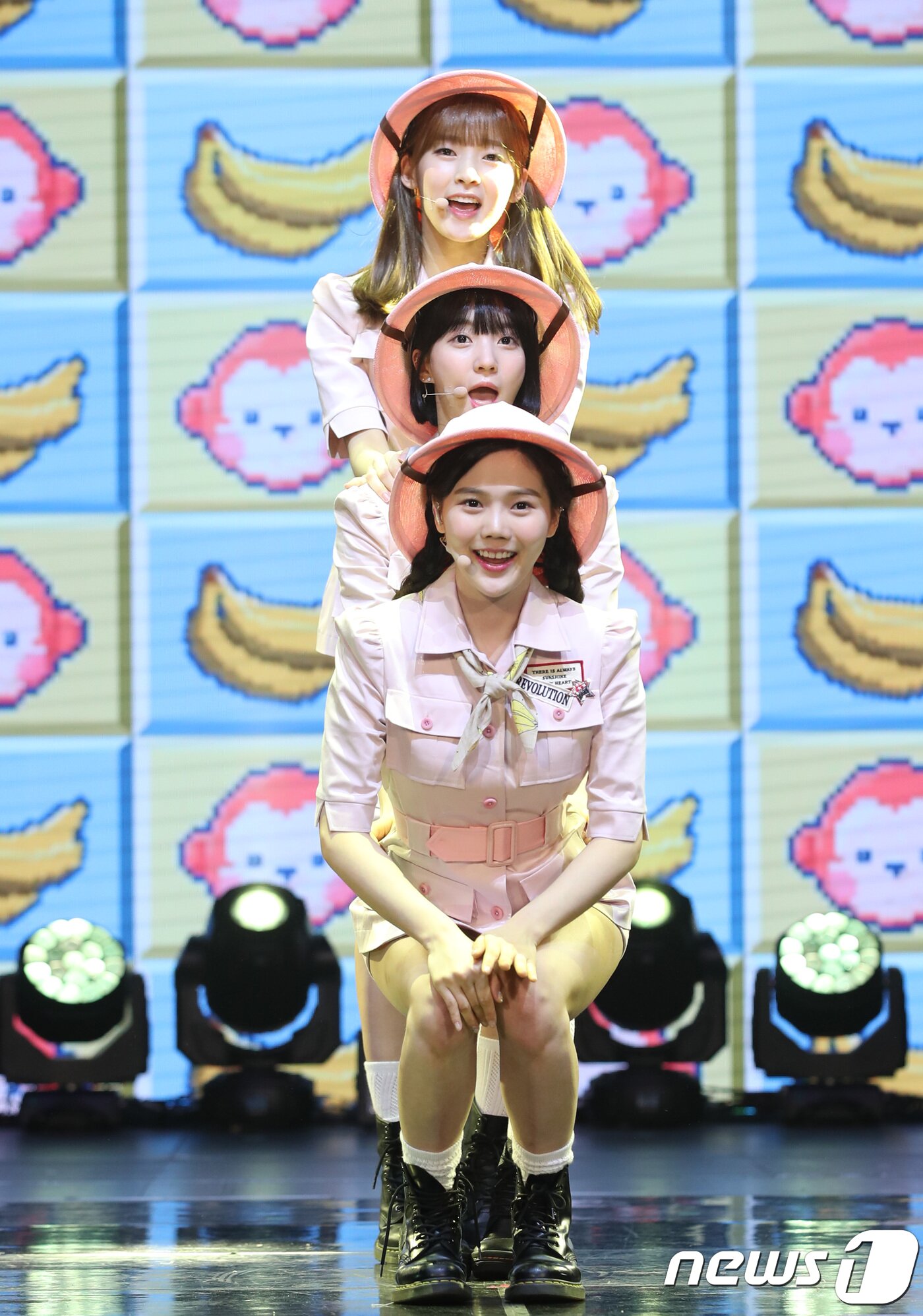 본문 이미지 - 걸그룹 오마이걸 반하나가 3일 오전 서울 중구 신세계 메사홀에서 진행된 팝업 앨범 '바나나 알러지 원숭이' 발매 기념 쇼케이스에서 멋진 무대를 선보이고 있다. 2018.4.3./뉴스1 ⓒ News1 권현진 기자