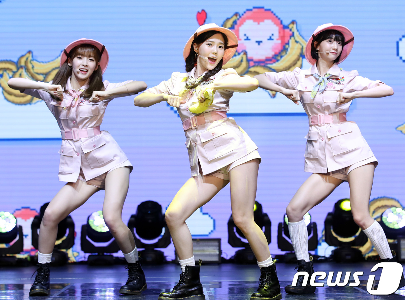 (서울=뉴스1) 권현진 기자 = 걸그룹 오마이걸 반하나 아린(왼쪽부터), 효정, 비니가 3일 오전 서울 중구 신세계 메사홀에서 진행된 팝업 앨범 '바나나 알러지 원숭이' 발매 기념 …