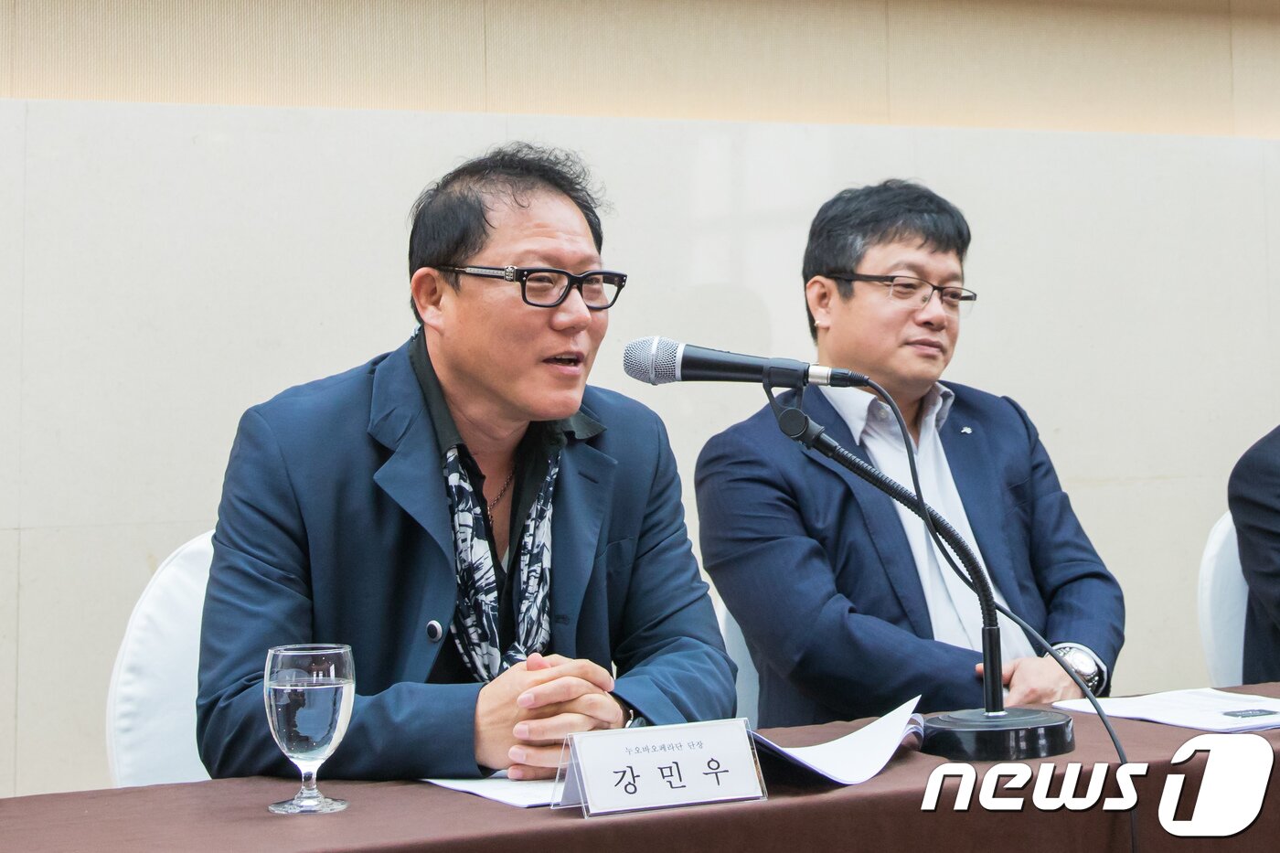 본문 이미지 - 강민우 누오바오페라단 단장(왼쪽)이 3일 서울 중구 프레지던트호텔에서 열린 제9회 대한민국오페라페스티벌에서 공연에 대해 설명하고 있다. 제9회 대한민국오페라페스티벌은 국립오페라단을 비롯해 민간오페라단 5개 단체와 대한민국오페라단연합회가 함께하며 오는 12일부터 5월27일까지 서울 서초구 서초동 예술의전당에서 열린다. 2018.4.3/뉴스1 ⓒ News1 박정환 기자