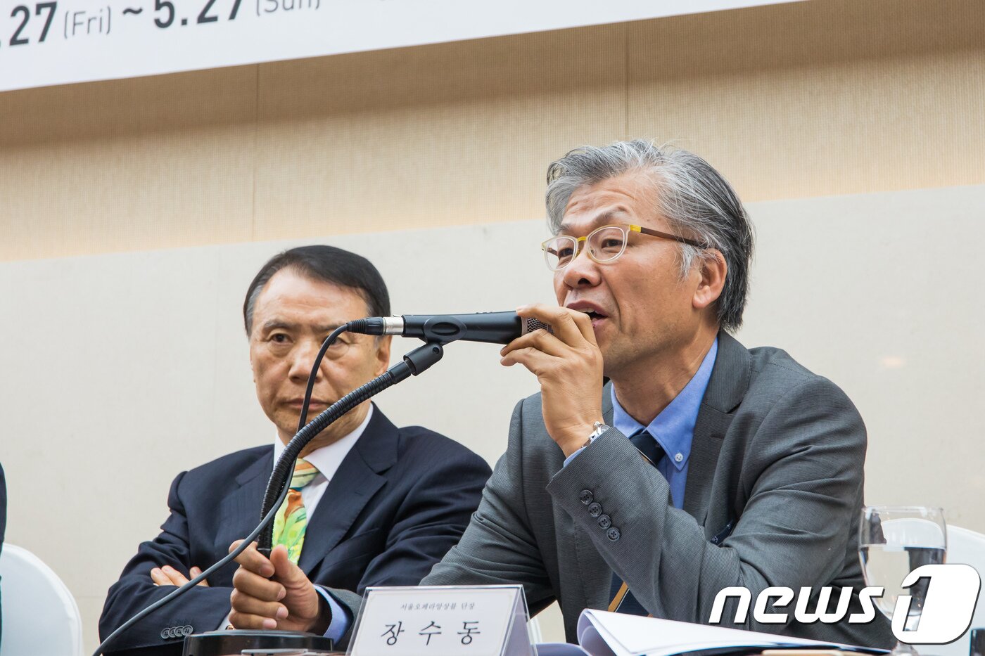 본문 이미지 - 장수동 서울오페라앙상블 단장이 3일 서울 중구 프레지던트호텔에서 열린 제9회 대한민국오페라페스티벌에서 공연에 대해 설명하고 있다. 제9회 대한민국오페라페스티벌은 국립오페라단을 비롯해 민간오페라단 5개 단체와 대한민국오페라단연합회가 함께하며 오는 12일부터 5월27일까지 서울 서초구 서초동 예술의전당에서 열린다. 2018.4.3/뉴스1 ⓒ News1 박정환 기자