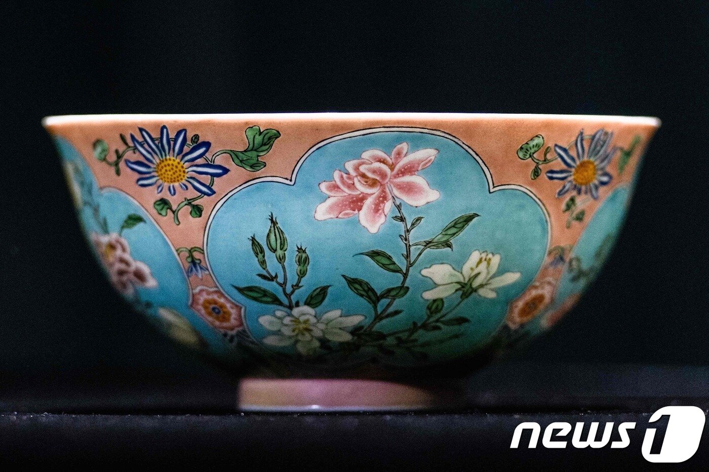 본문 이미지 - 3일(현지시간) 홍콩 소더비 경매에서 낙찰된 청나라 도자기. ⓒ AFP=뉴스1