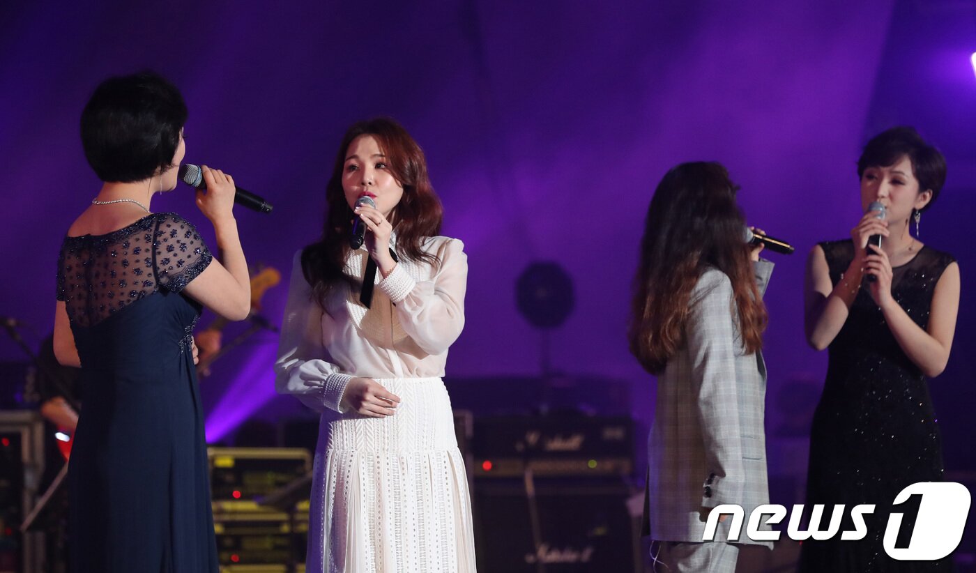 본문 이미지 - 3일 오후 평양 류경정주영체육관에서 열린 '북남 예술인들의 련환공연무대 우리는 하나'에서 가수 정인과 알리가 북측 가수와 열창하고 있다. 2018.4.3/뉴스1 ⓒ News1 평양공연 사진공동취재단