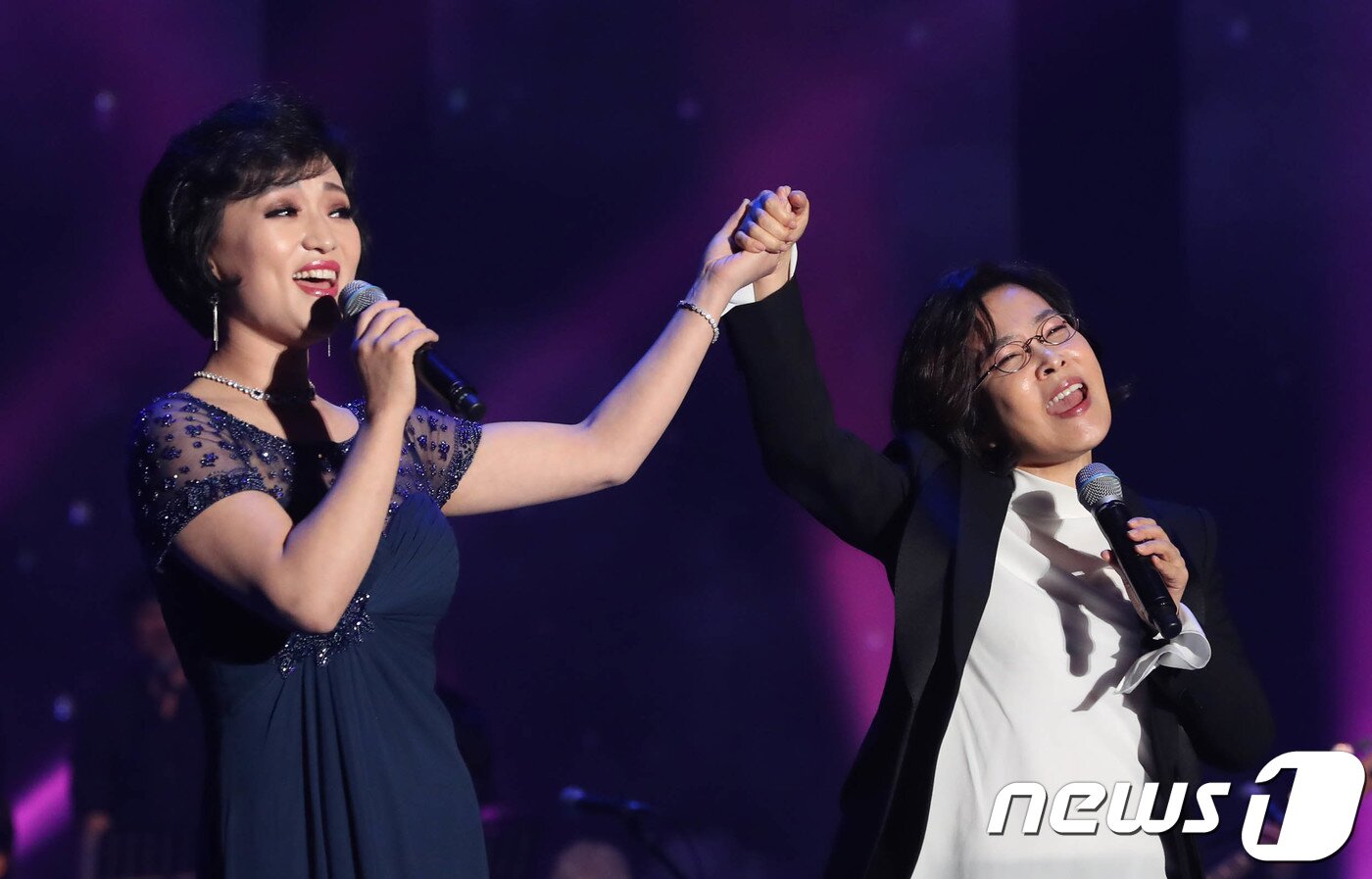 본문 이미지 - 2018년 4월 3일 오후 평양 류경정주영체육관에서 열린 '북남 예술인들의 련환공연무대 우리는 하나'에서 이선희가 북측 가수와 열창하고 있다. ⓒ News1 평양공연 사진공동취재단