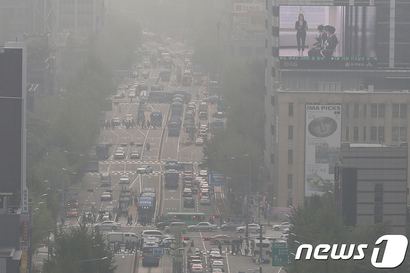 (서울=뉴스1) 박지수 기자 = 수도권 지역에 미세먼지 농도가 높은 30일 오전 서울 종로대로 일대가 뿌옇다.국립환경과학원은 "대기 정체로 대부분 지역에서 오전에 미세먼지 농도가 …