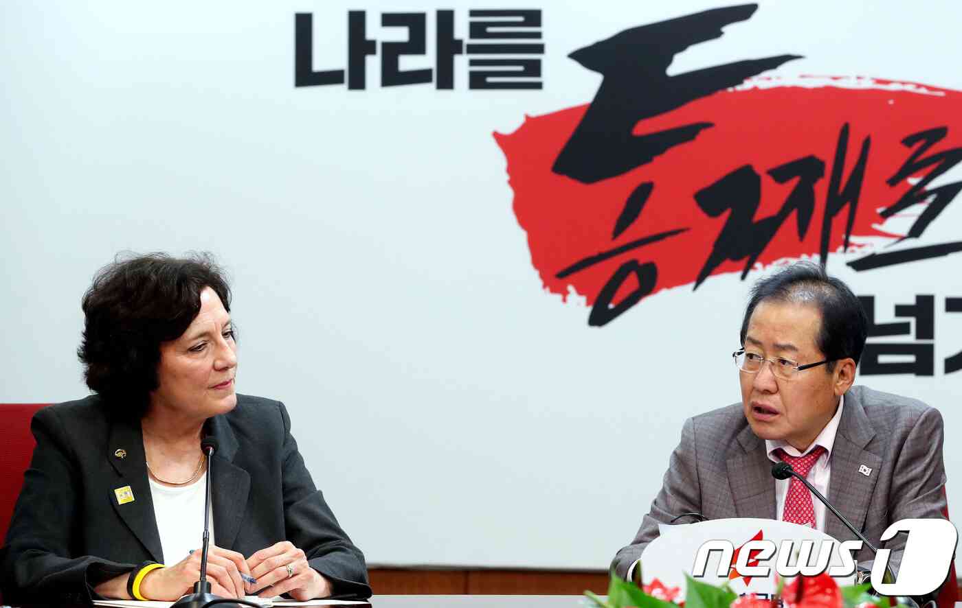 홍준표 자유한국당 대표가 30일 오후 서울 여의도 당사에서 수잔 솔티 북한자유연합 대표를 접견, 인사말을 하고 있다. 2018.4.30/뉴스1 © News1 박정호 기자