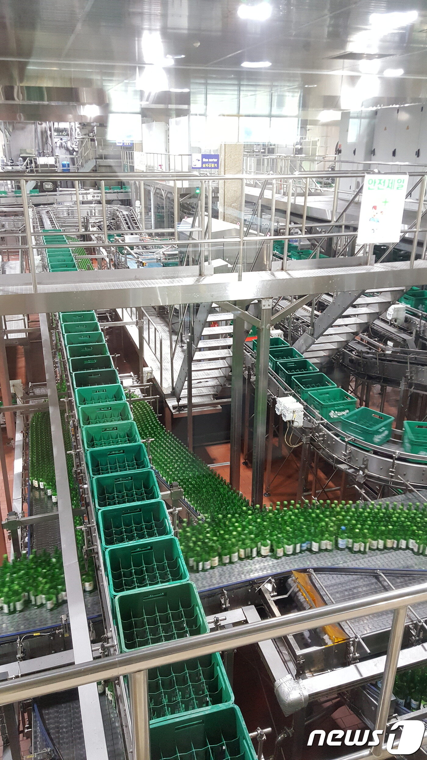 본문 이미지 - 무학 창원2공장. 자동화된 설비로 하루 최대 40만병의 좋은데이 소주를 생산한다.ⓒ News1