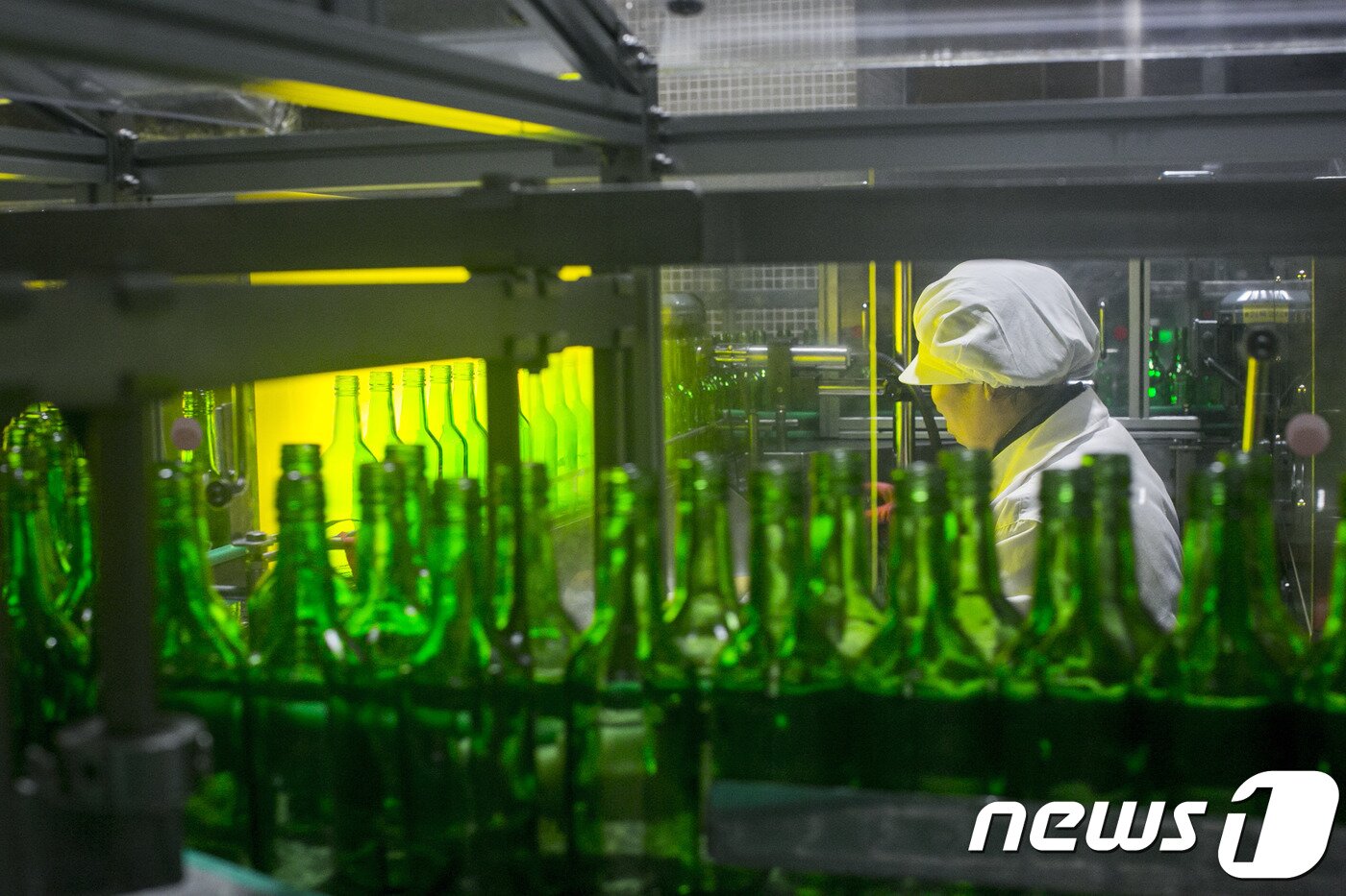 본문 이미지 - 무학 창원2공장에서 근무자가  용기를 검사하고 있다.ⓒ News1