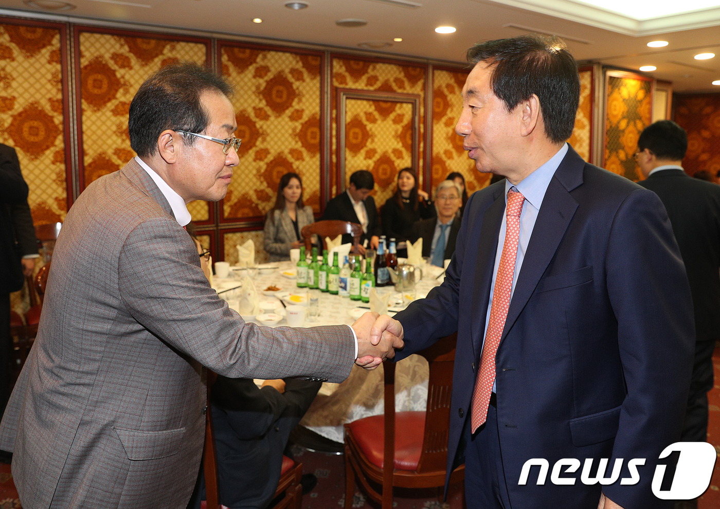 (서울=뉴스1) 신웅수 기자 = 홍준표 자유한국당 대표와 김성태 원내대표가 30일 오후 서울 여의도의 한 식당에서 열린 자유한국당 국회의원 만찬에서 악수하고 있다. 2018.4.3 …
