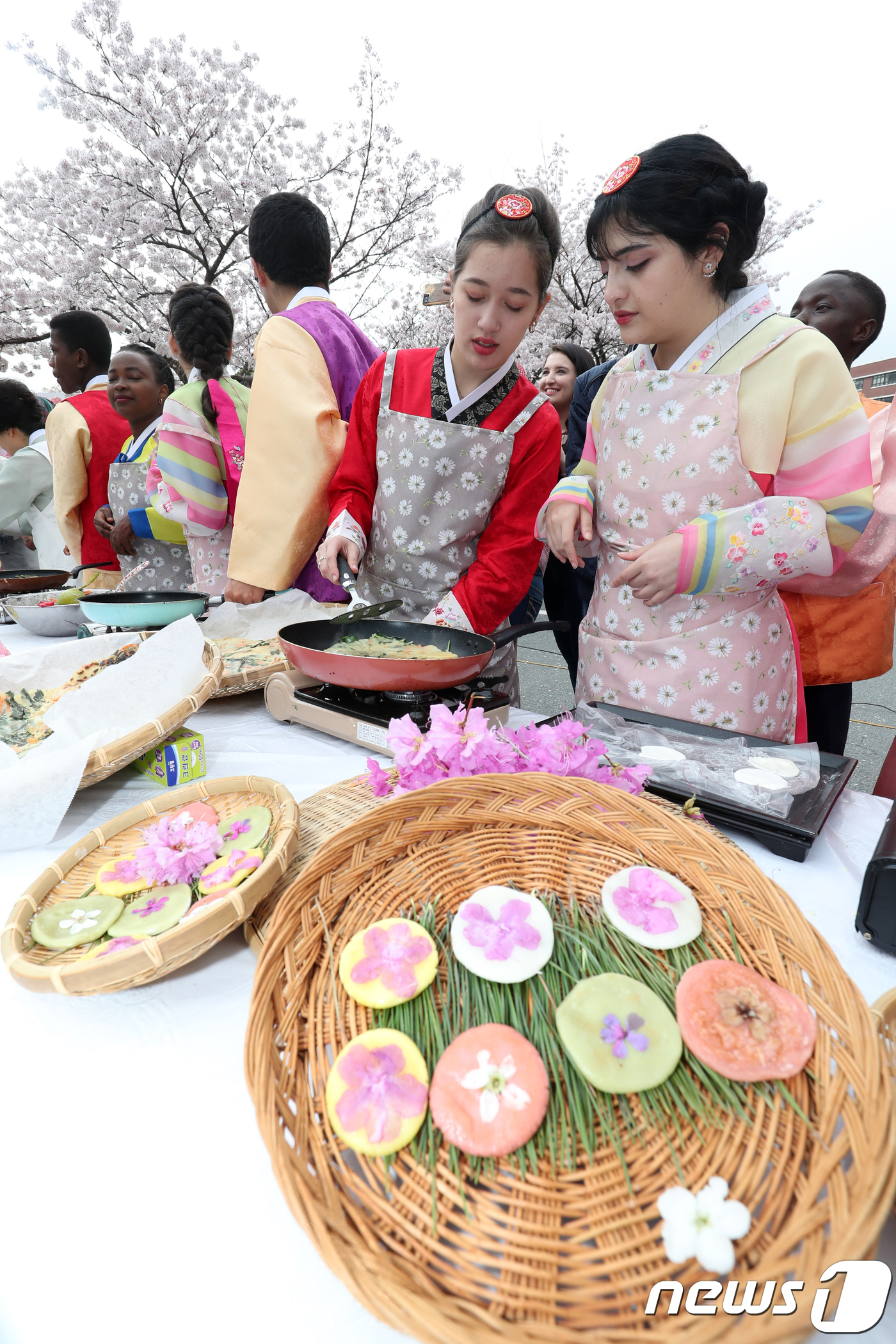 화전 만들며 한국 전통음식 문화 체험해요 - 뉴스1