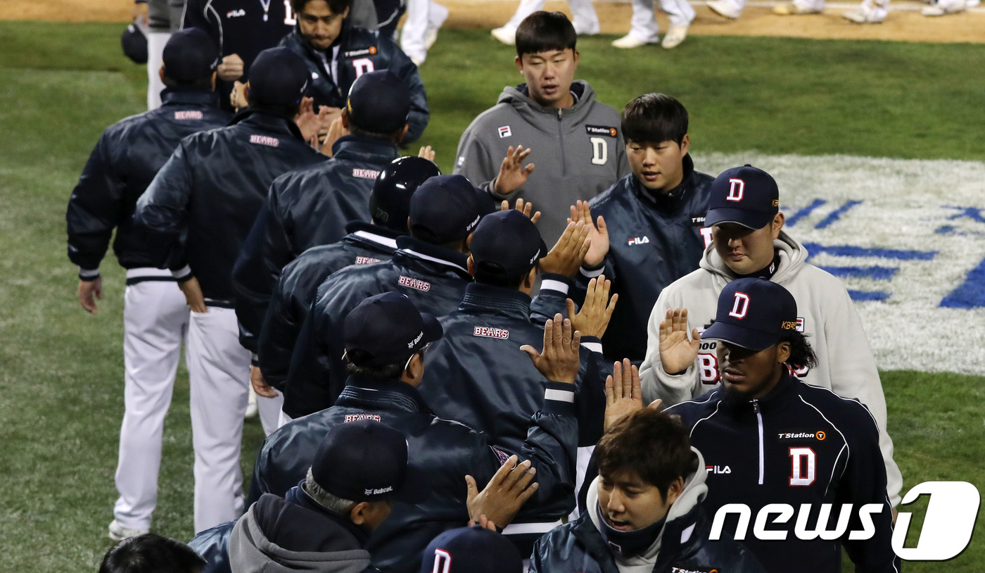 (서울=뉴스1) 박지수 기자 = 4일 오후 서울 송파구 잠실야구장에서 열린 '2018 프로야구 신한은행 마이카 KBO리그' LG 트윈스와 두산 베어스의 경기를 마친 두산 베어스 선 …