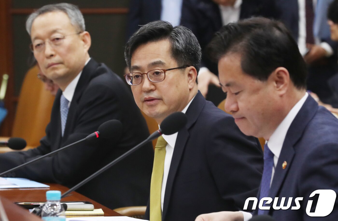 본문 이미지 - 김동연 경제부총리 겸 기획재정부 장관이 5일 서울 종로구 세종로 정부서울청사에서 열린 산업경쟁력강화 관계장관회의에서 모두 발언을 하고 있다. 2018.4.5/뉴스1 ⓒ News1 송원영 기자