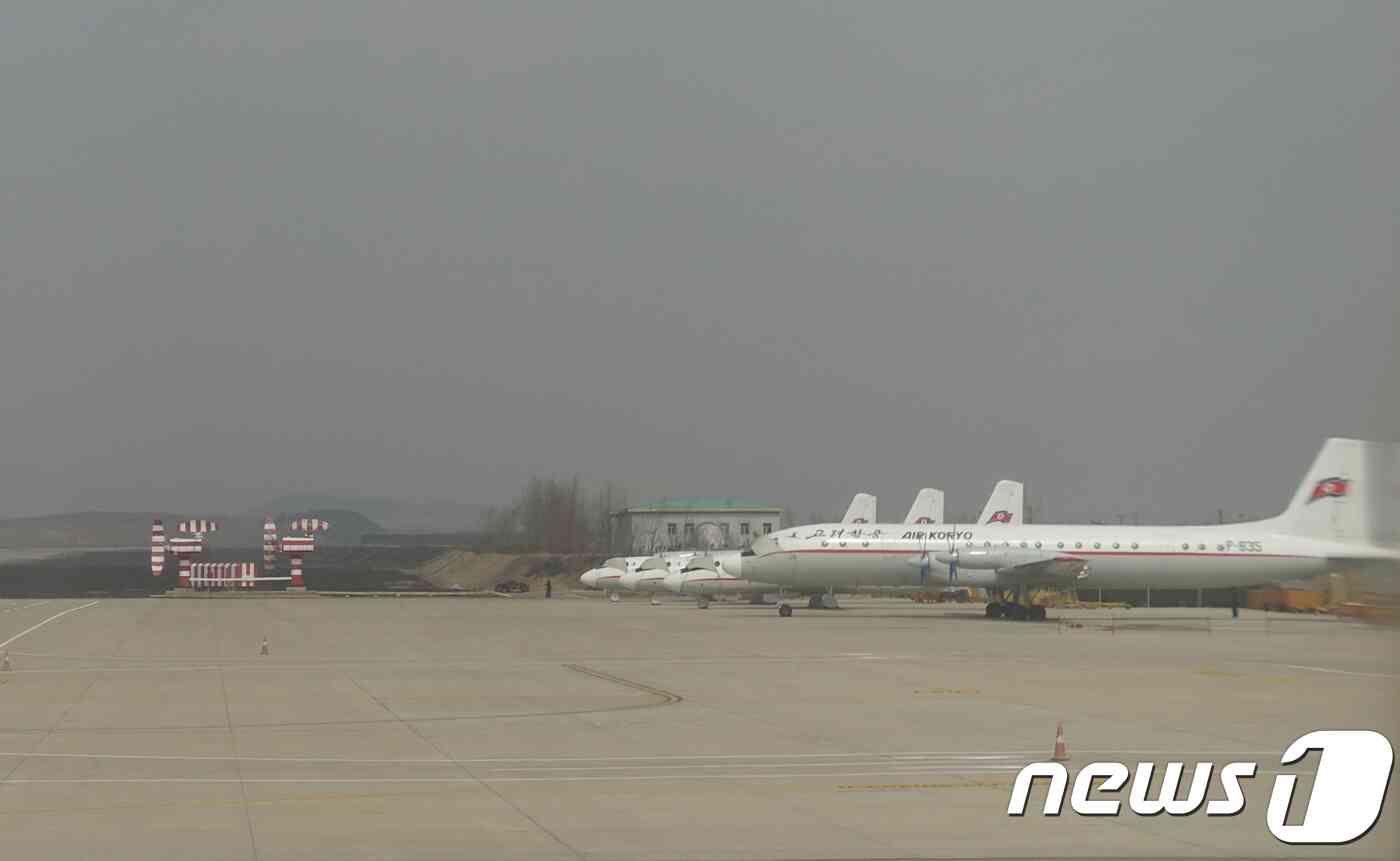 평양 순안공항 활주로에 있는고려 항공 여객기. 2018.4.5/뉴스1 © News1 평양공연 사진공동취재단