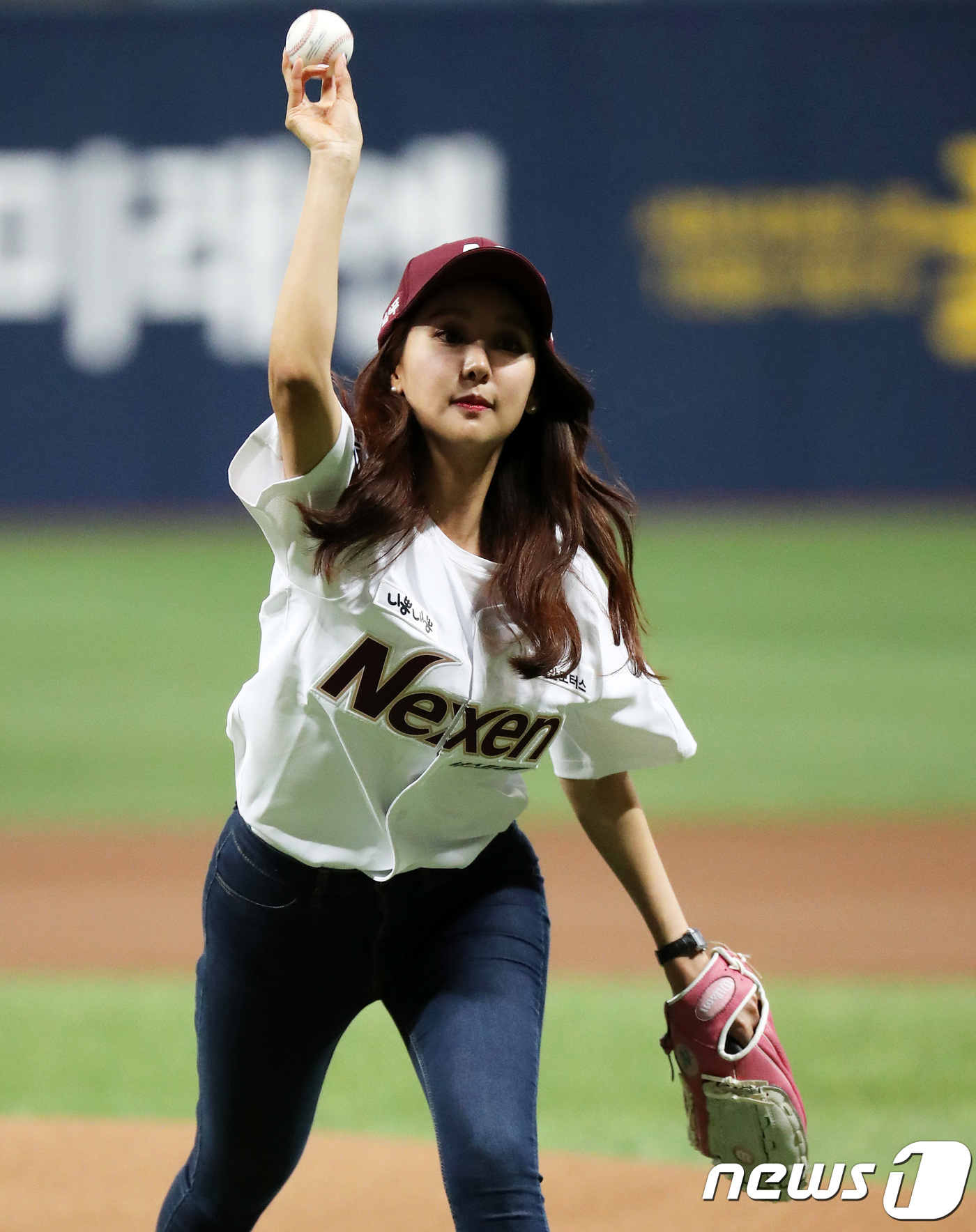 (서울=뉴스1) 오대일 기자 = 5일 오후 서울 구로구 고척스카이돔에서 열린 '2018 신한은행 마이카 KBO리그' 프로야구 KT 위즈와 넥센 히어로즈의 경기에서 MBC스포츠플러스 …