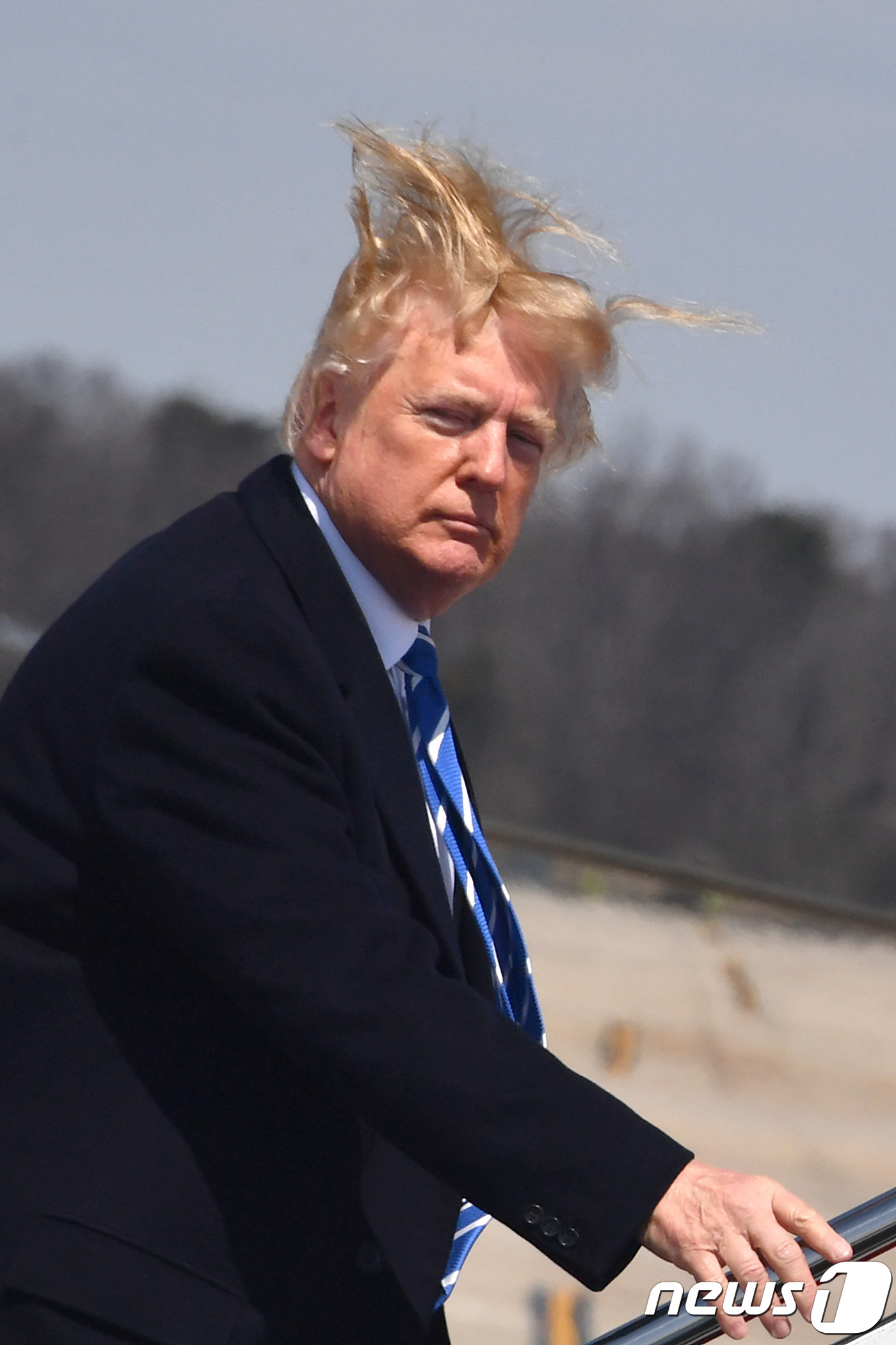 (워싱턴 AFP=뉴스1) 우동명 기자 = 도널드 트럼프 미국 대통령이 5일(현지시간) 웨스트버지니아 주 화이트 설퍼 스프링스에서 열리는 세제개혁 원탁 토론회에 가기위해 바람이 심한 …