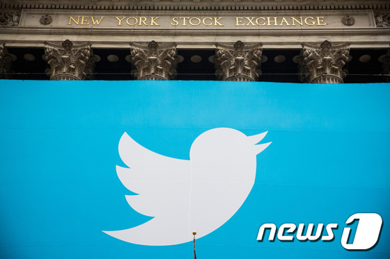 뉴욕증권거래소 앞에 전시된 트위터 로고 플래카드. <자료사진> © AFP=뉴스1