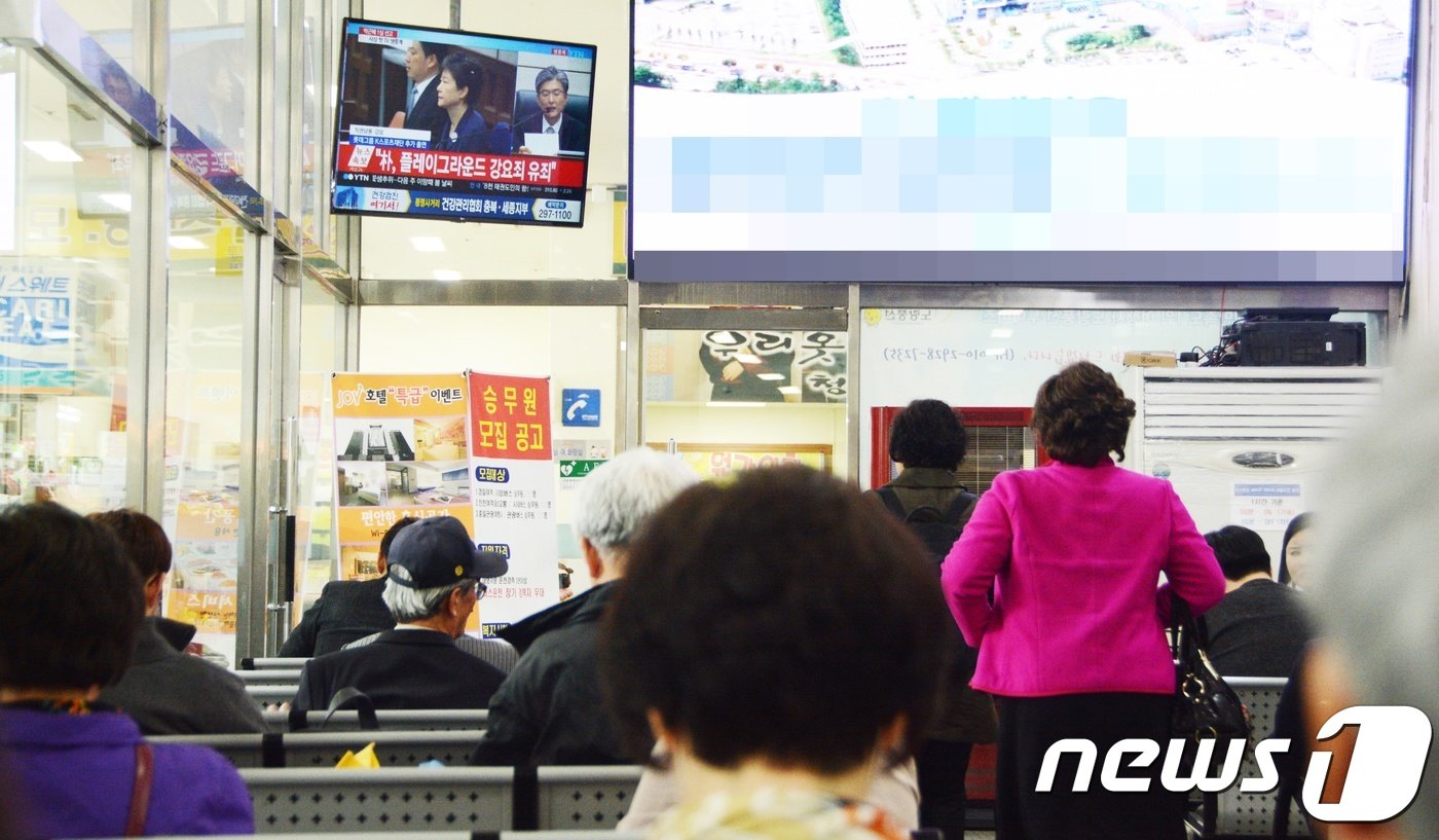 본문 이미지 - 충북 청주시외버스터미널에서 시민들이 TV로 생중계 된 박근혜 전 대통령의 1심 선고 재판을 지켜보고 있다. ⓒ News1 박태성 기자