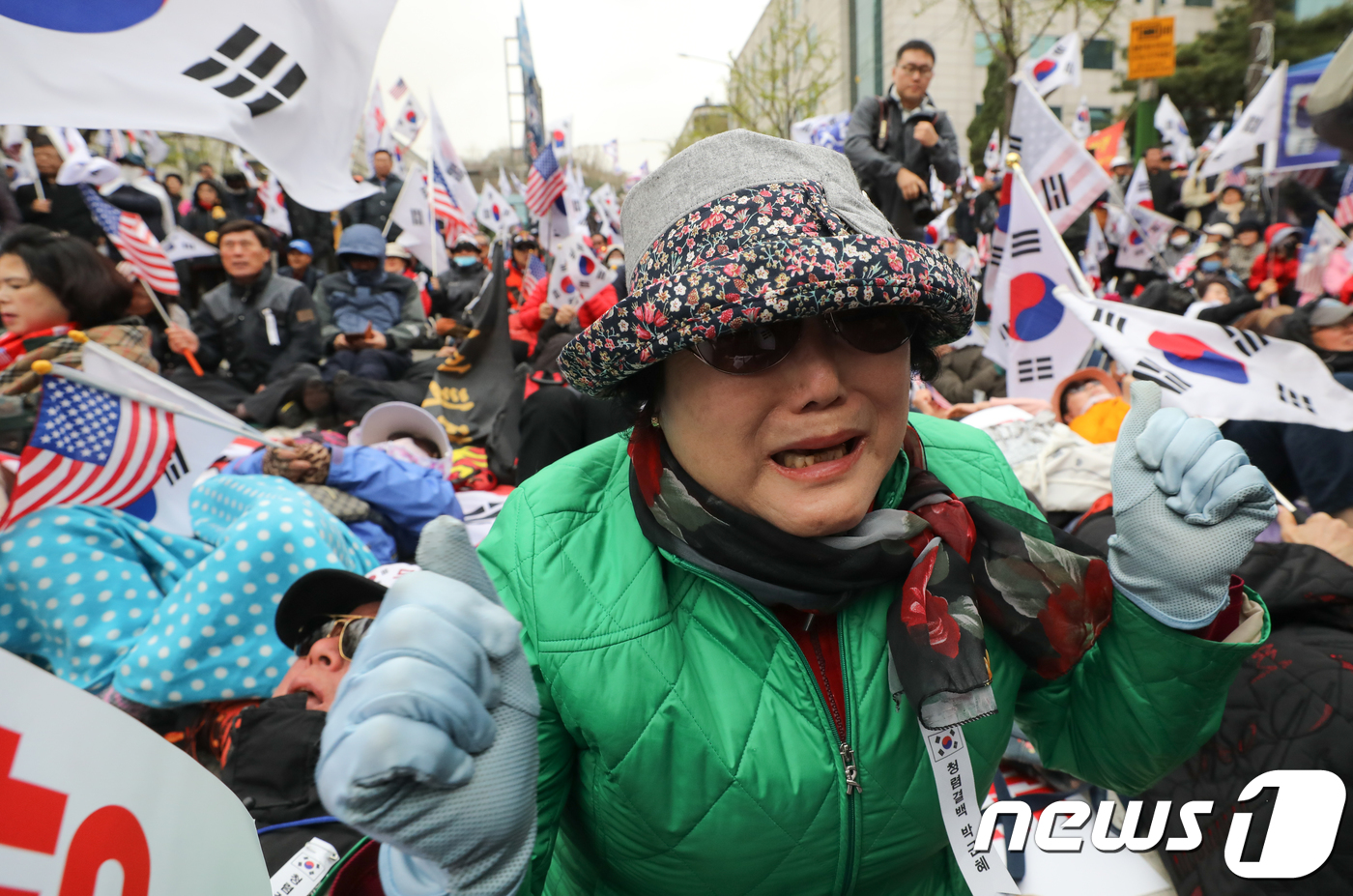(서울=뉴스1) 허경 기자 = 박근혜 전 대통령 지지자가 6일 서울 서초구 법원삼거리 인근에서 집회를 이어가던 중 재판부가 박 전 대통령에게 24년형을 선고하자 울먹이고 있다. 박 …
