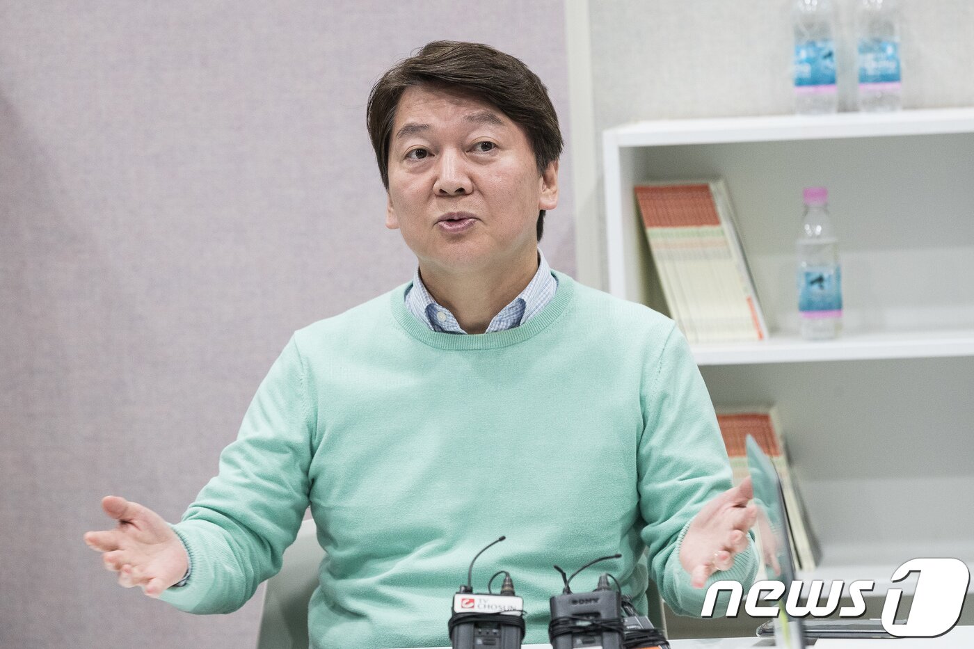 본문 이미지 - 6.13지방선거 서울시장 도전에 나선 안철수 바른미래당 예비후보가 7일 오후 서울 마포구 서울동물복지지원센터를 방문, 기관 소개를 들은 후 질문하고 있다. 2018.4.7/뉴스1 ⓒ News1 유승관 기자