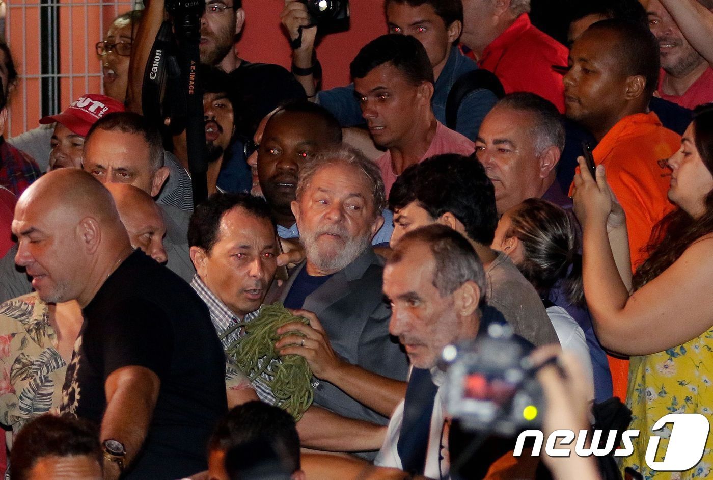 본문 이미지 - 7일(현지시간) 금속노조 건물을 떠나는 룰라 전 대통령(가운데)의 모습. ⓒ AFP=뉴스1