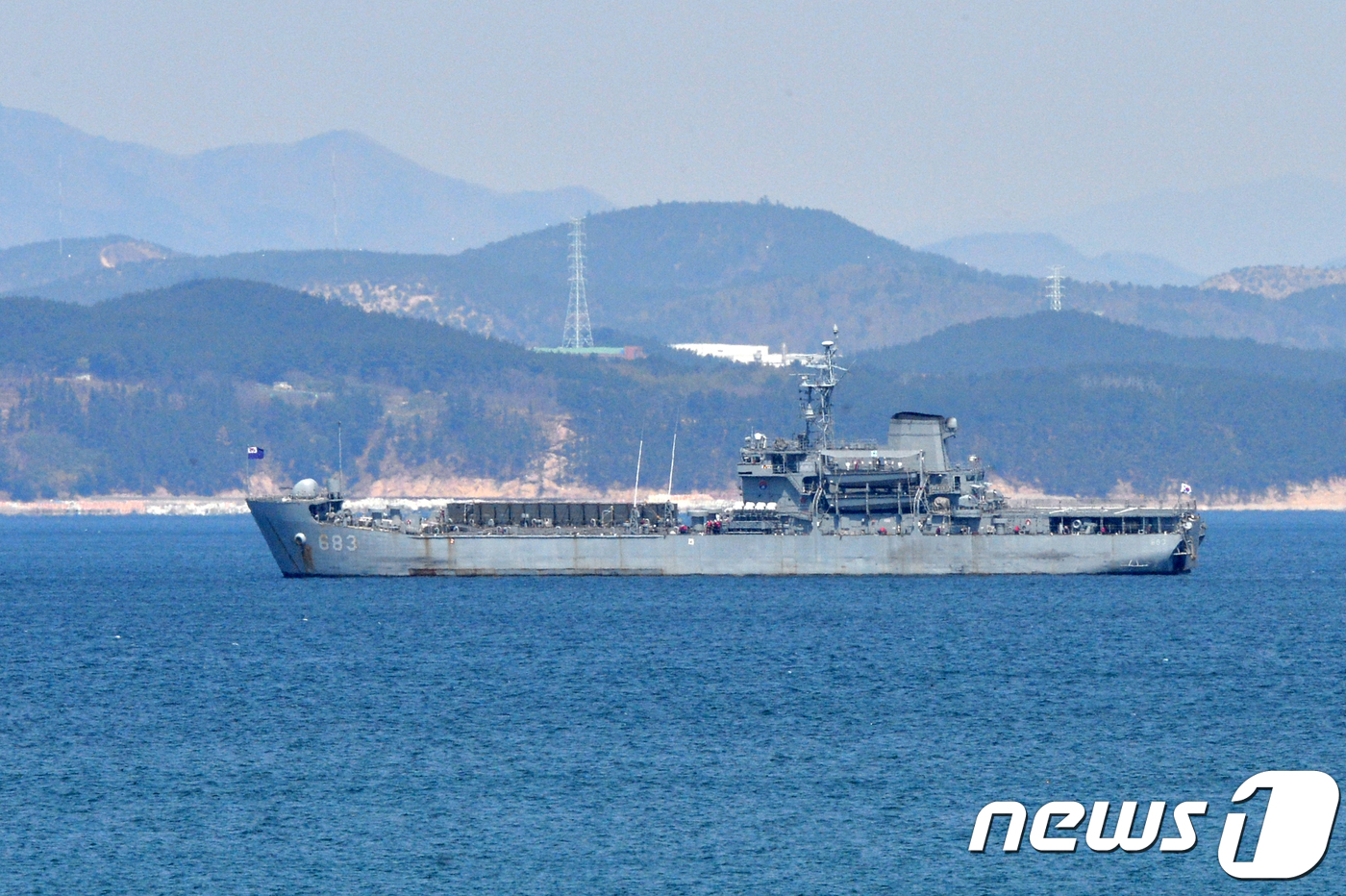 (포항=뉴스1) 최창호 기자 = 8일 오후 2018한·미연합훈련에 참가한 해군 향로봉함(LST-683)이 경북 포항시 남구 도구 해안에 정박 중이다.2018.4.8/뉴스1