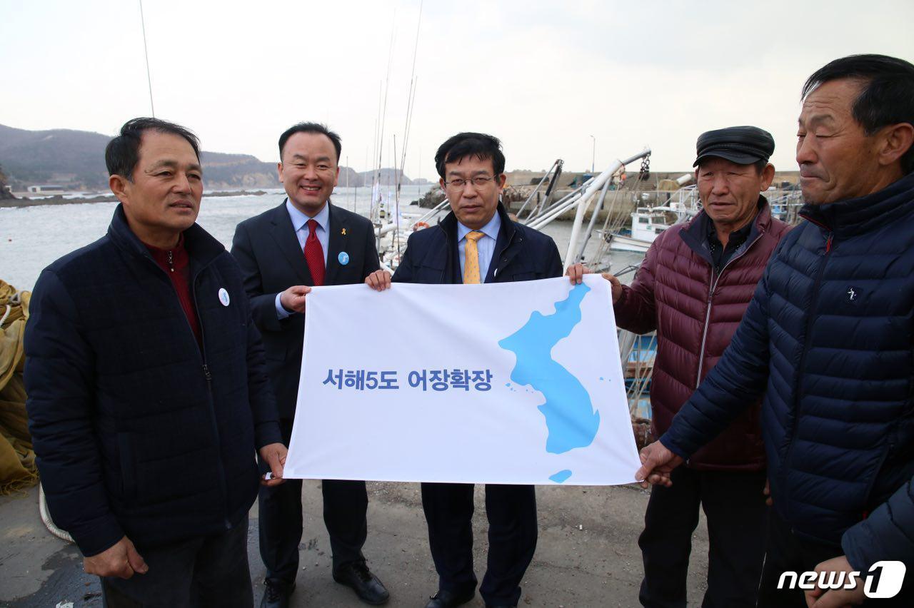 본문 이미지 - 백령도선주협회가 지난 6일 백령도 장촌포구에서 서해5도 어민단체들과 서해5도 생존과 평화를 위한 인천시민대책위 등 관계자가 참석한 가운데 &#39;서해 5도 한반도기&#39; 게양식을 열고, 어선에 서해 5도 한반도기를 달았다.&#40;서해5도 생존과 평화를 위한 인천시민대책위원회 제공&#41;2018.4.8/뉴스1 ⓒ News1 박아론 기자