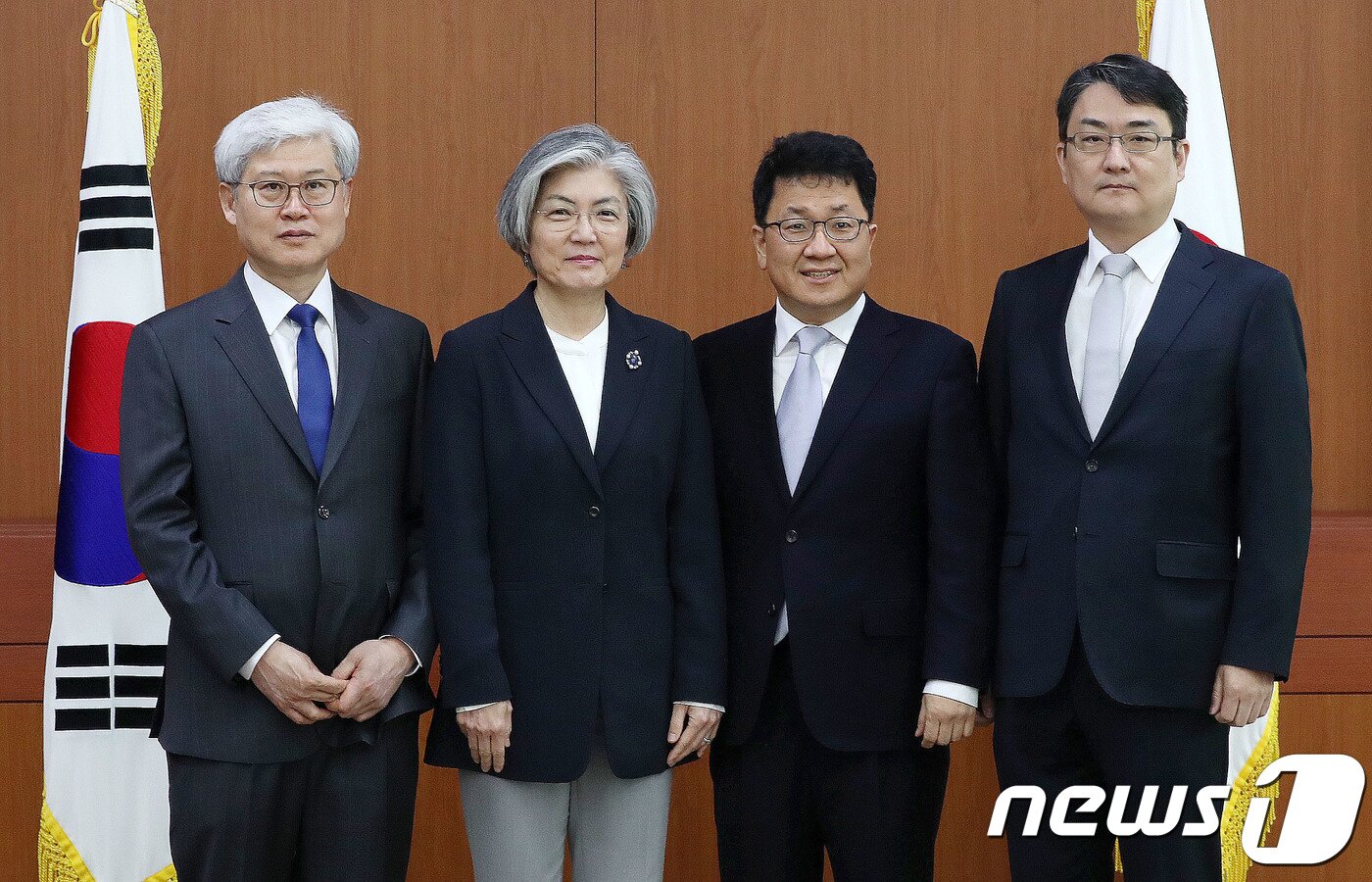 본문 이미지 - 강경화 외교부 장관이 9일 오전 서울 세종로 외교부청사에서 오태규 주오사카 총영사를 비롯한 신임 총영사에게 임명장을 수여 후 기념촬영을 하고 있다. 왼쪽부터 오태규 주오사카 총영사, 강경화 장관, 이윤제 주몬트리올 총영사, 박용민 주센다이 총영사. 2018.4.9/뉴스1 ⓒ News1 박세연 기자