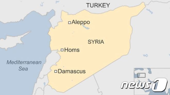 본문 이미지 - 9일(현지시간) 시리아 홈스 군 공항에 공습이 벌어졌다.(출처=BBC 갈무리)  ⓒ News1