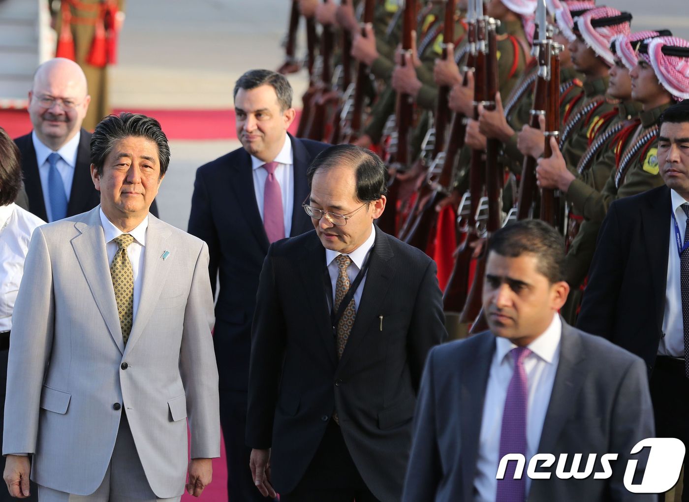 (암만 AFP=뉴스1) 우동명 기자 = 아베 신조 일본 총리가 30일(현지시각) 요르단을 공식방문하기 위해 암만의 퀸알리아 국제 공항에 도착하고 있다.ⓒ AFP=뉴스1