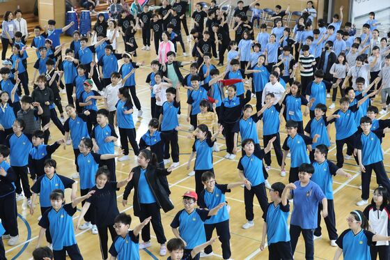 "'NICE' 짝퉁 단체티 입는 초등생 보면 짜증…학교는 불법 복제인 거 모르나"