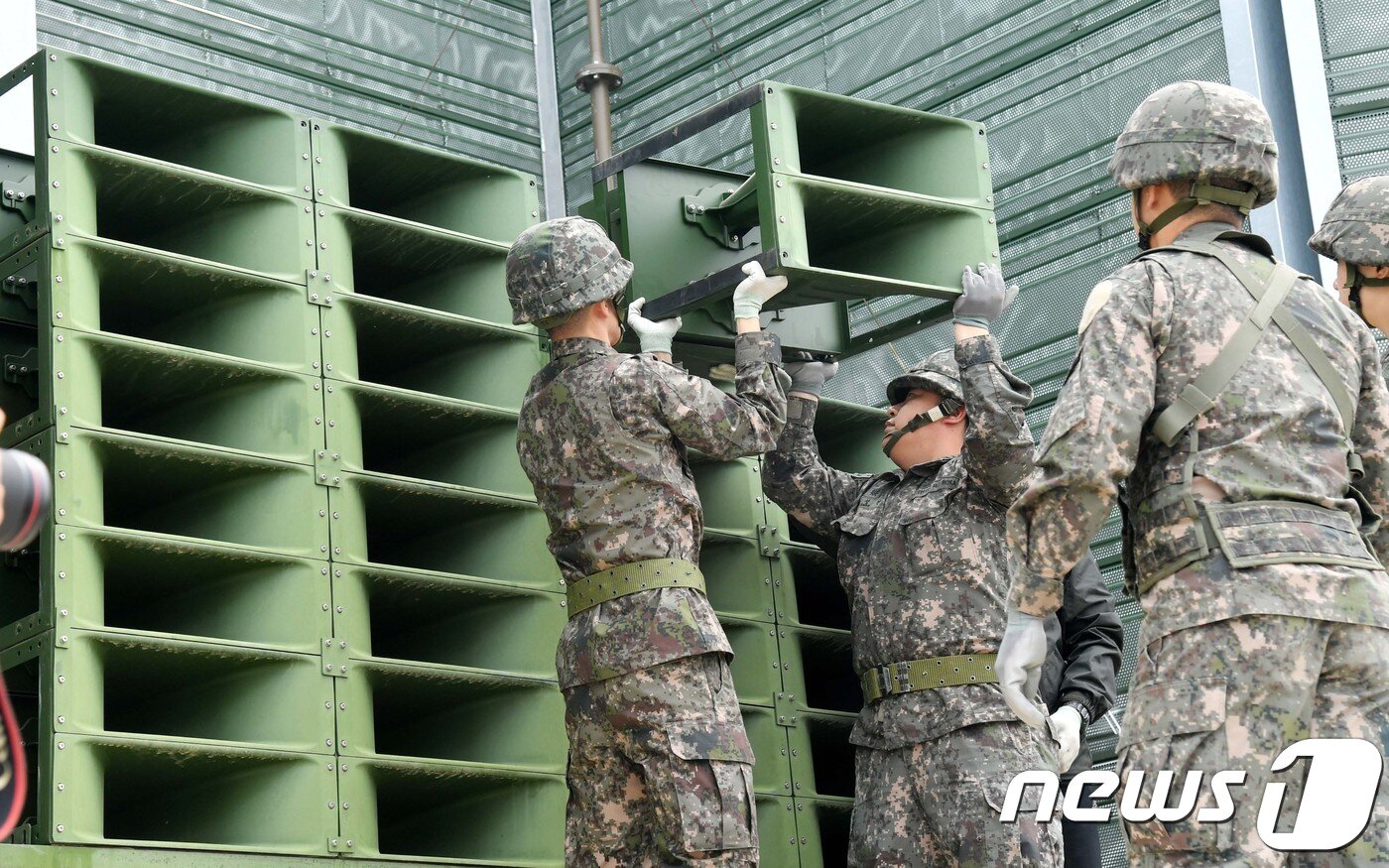 본문 이미지 - 서부전선 백마부대 소초 장병들이 1일 경기도 파주시 민간인 통제구역내 설치되어 있는 고정형 대북 확성기를 철거하고 있다. 2018.5.1/뉴스1 ⓒ News1 사진공동취재단