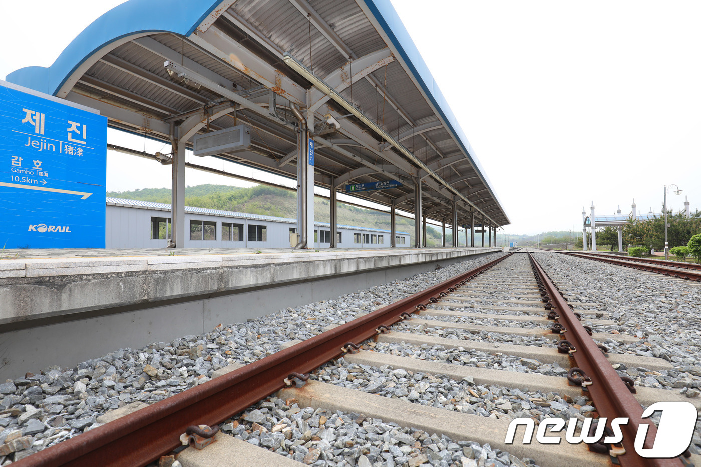 (고성=뉴스1) 고재교 기자 = 1일 오후 강원도 고성군 민통선 내 동해선 제진역에 북한 감호역으로 가는 철로가 놓여 있다.지난달 27일 열린 남북정상회담에서 남북철eh 연결 사업 …