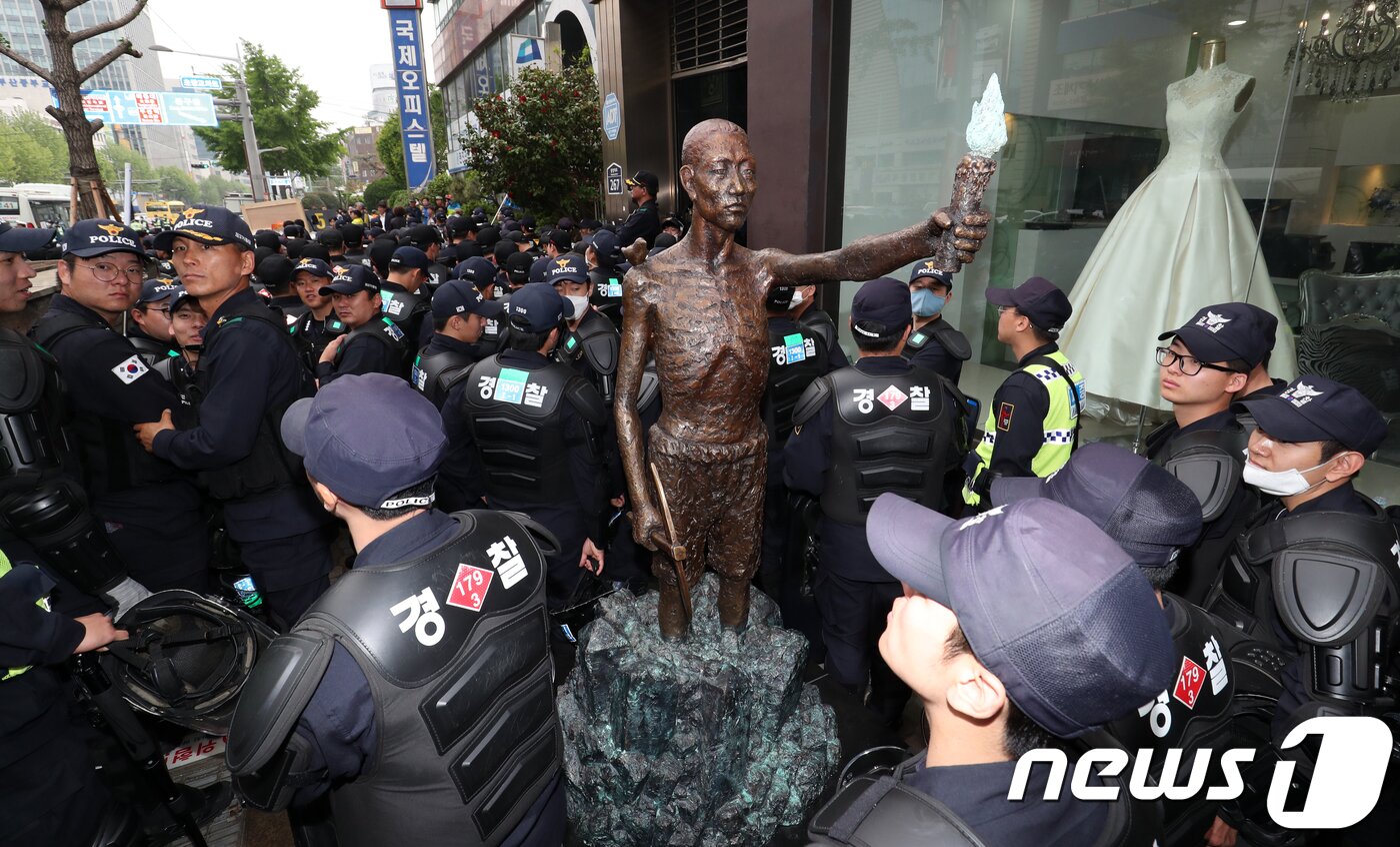 본문 이미지 - 적폐청산·사회대개혁 부산운동본부 강제징용 노동자상 건립특별위원회가 1일 오전 부산 동구 초량동 일본영사관 앞에 강제징용노동자상 설치를 시도하자 경찰이 노동자상을 에워싸며 막아서고 있다.2018.5.1/뉴스1 ⓒ News1 여주연 기자