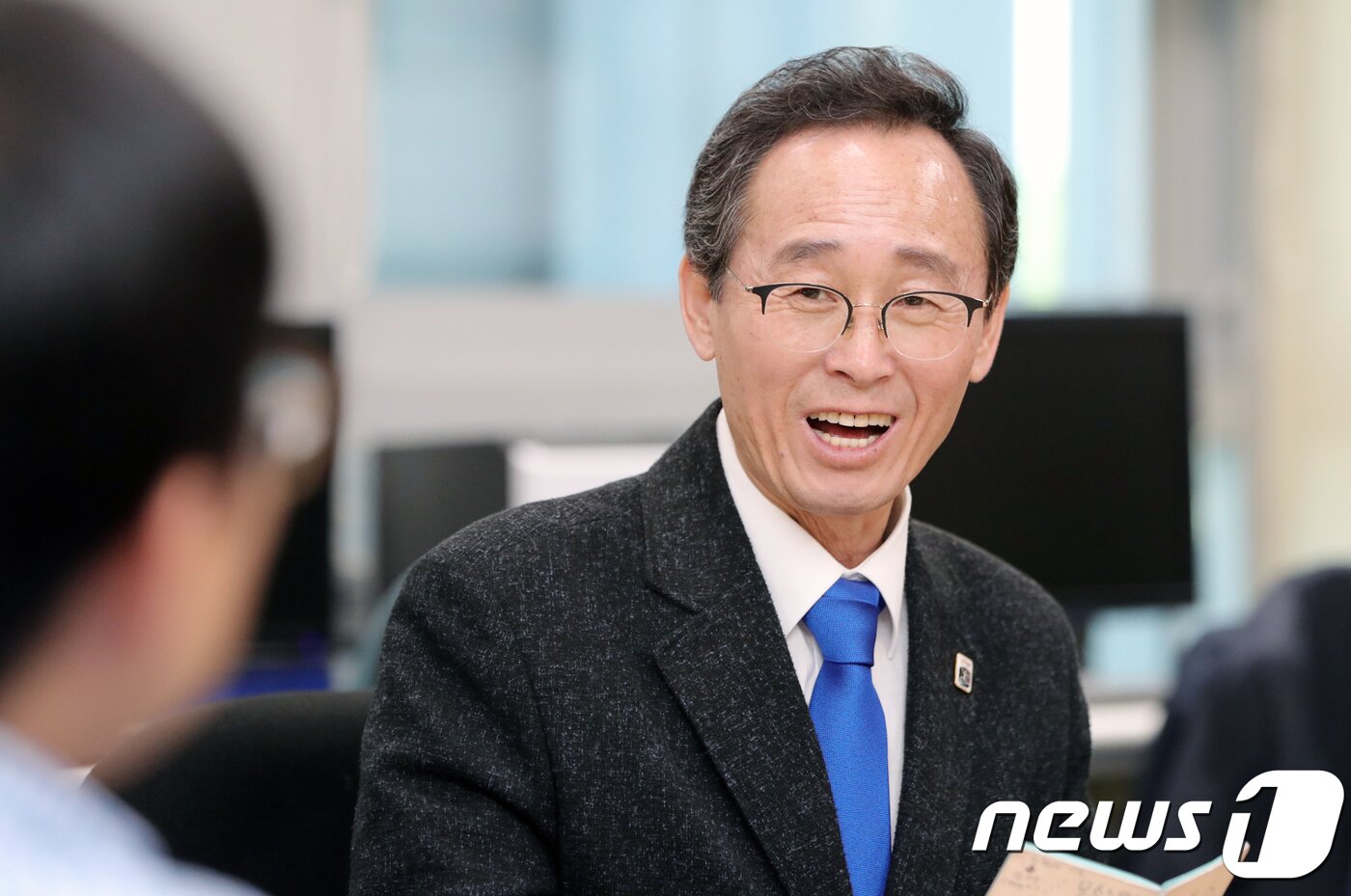 본문 이미지 - 송하진 전북도지사가 10일 전북 전주시 전북도청에서 문재인 정부 출범 1주년에 대해 기자들과 간담회를 하고 있다.2018.5.10/뉴스1 ⓒ News1 문요한 기자
