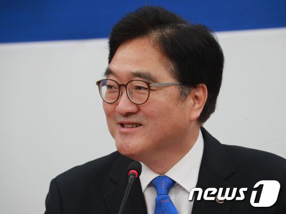 우원식 더불어민주당 원내대표가 10일 서울 여의도 국회 본청에서 고별 기자간담회를 통해 지난 1년간의 성과와 소회를 밝히고 있다. 2018.5.10/뉴스1 © News1 이동원 기자