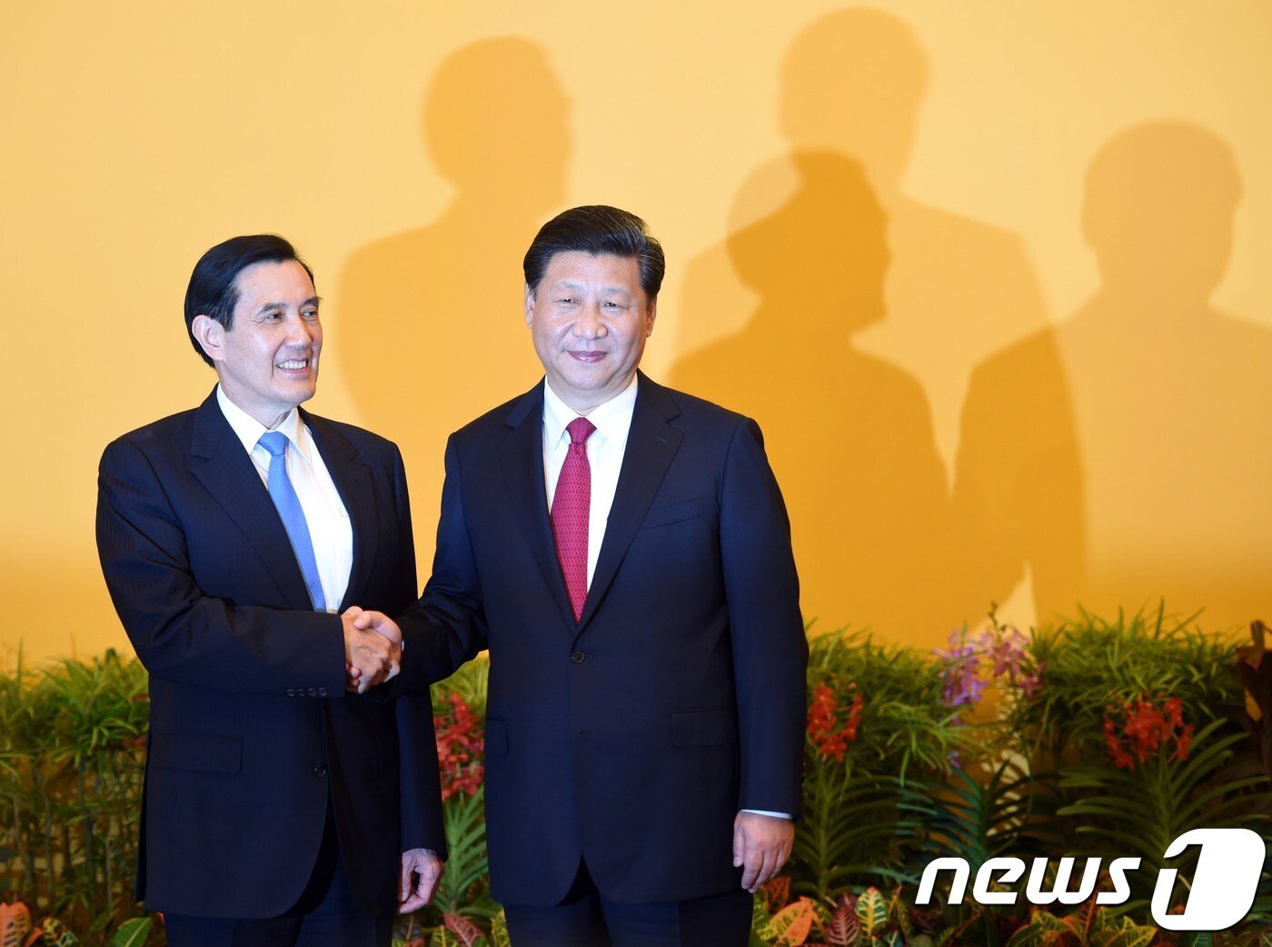 본문 이미지 - 지난 2015년 싱가포르 샹그릴라호텔에서 만난 시진핑 중국 국가주석과 마잉주 당시 대만 총통 ⓒ AFP=뉴스1