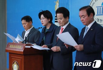 본문 이미지 - 민주평화당 황주홍 정책위의장(왼쪽부터), 박주현 정책공약본부장, 정동영 GM 군산공장 폐쇄 특별대책위원장, 장병완 원내대표가 10일 오후 국회 정론관에서 군산 GM공장에 대한 정부 추가대책 발표를 촉구하는 기자회견을 하고 있다. 2018.5.10/뉴스1 ⓒ News1 이동원 기자