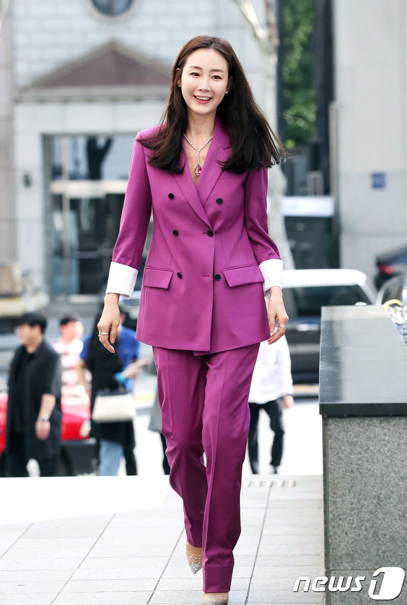 본문 이미지 - 새색시의 행복한 발걸음. 2018.5.10./뉴스1 ⓒ News1 권현진 기자