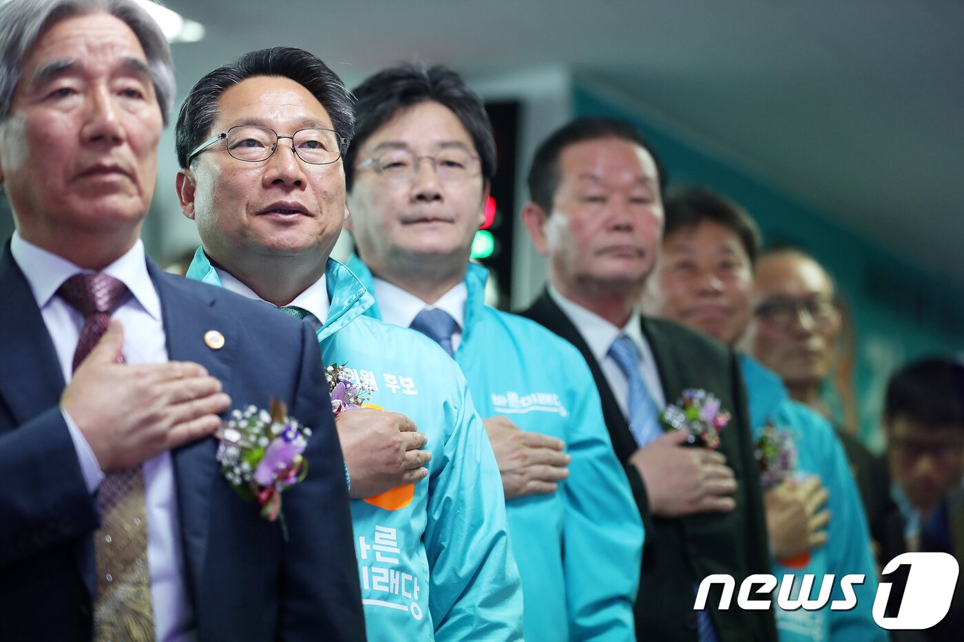 본문 이미지 - 강석구 바른미래당 울산 북구 국회의원 재선거 예비후보가 10일 자신의 선거사무소 개소식에 참석한 유승민 공동대표와 함께 국민의례를 하고 있다. 2018.5.10/뉴스1 ⓒ News1 이윤기 기자
