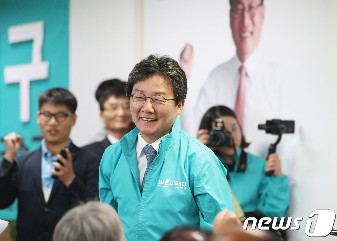 (울산=뉴스1) 이윤기 기자 = 유승민 바른미래당 공동대표가 10일 울산 북구 국회의원 재선거 출마에 나선 강석구 예비후보 선거사무소 개소식에 참석해 지지자들의 환호에 답례하고 있 …